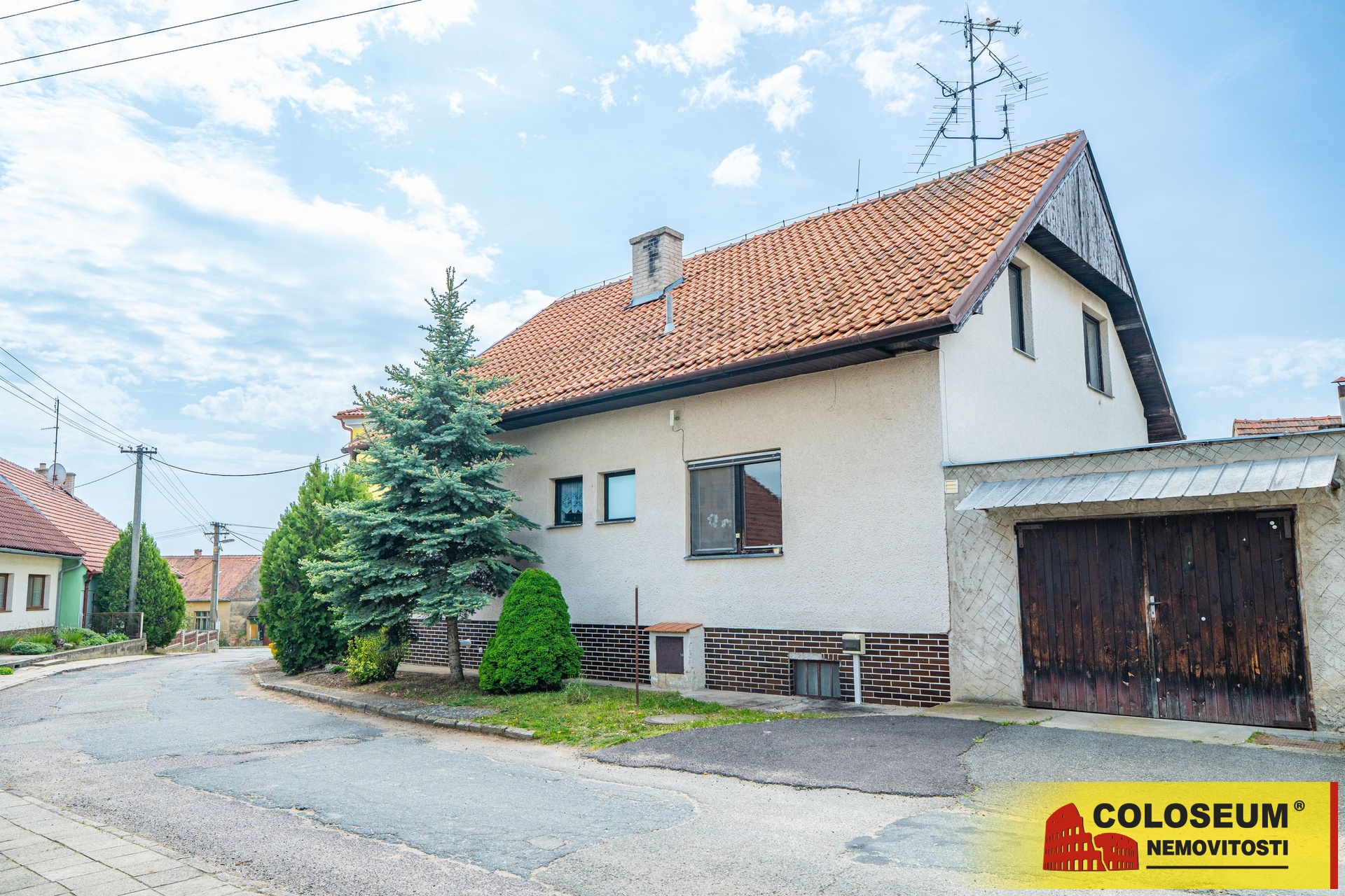 Pohled na dům s garáží - RD Rybníky - prodej rodinného domu