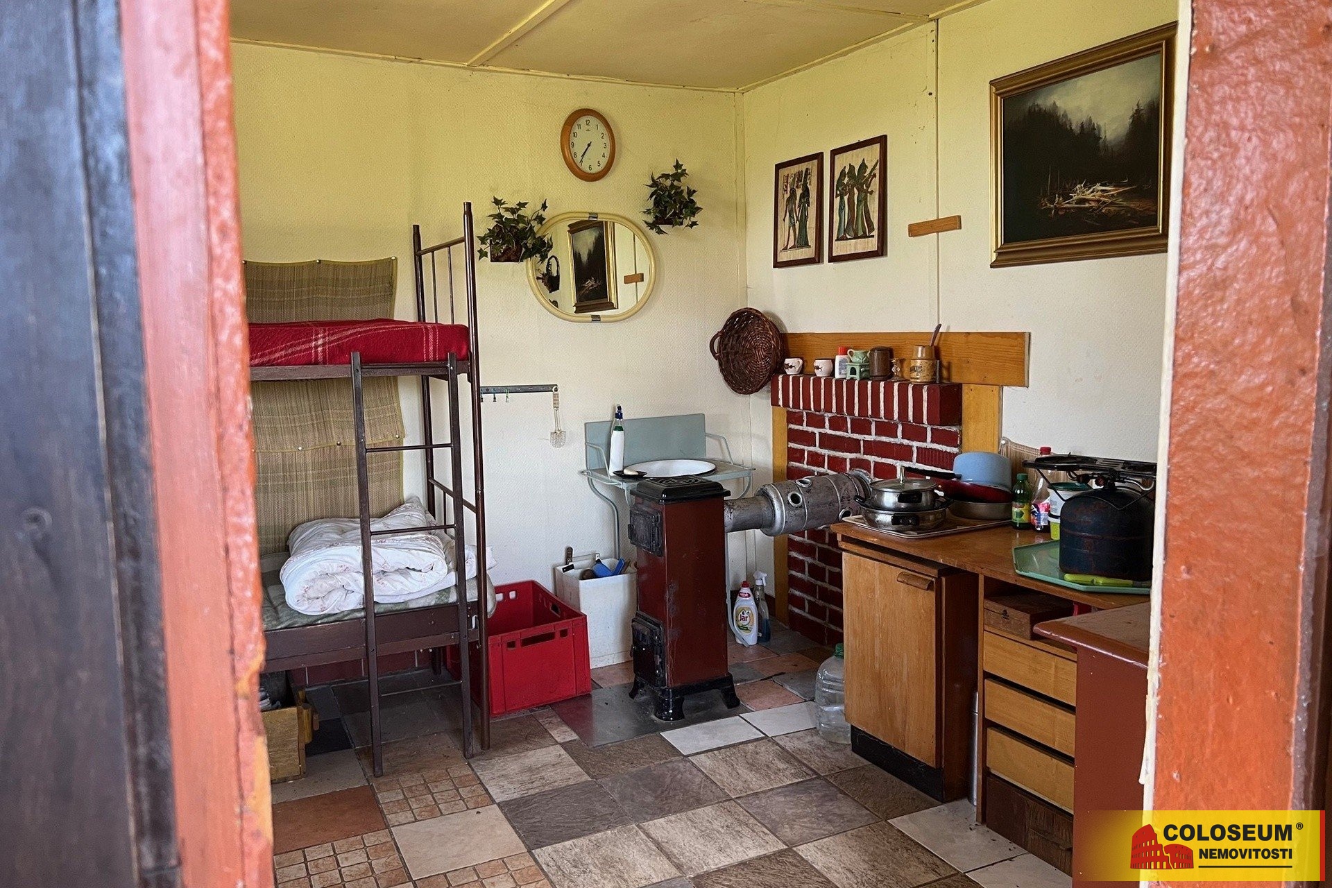 Kamna v hlavní místnosti - Ostopovice - prodej cha