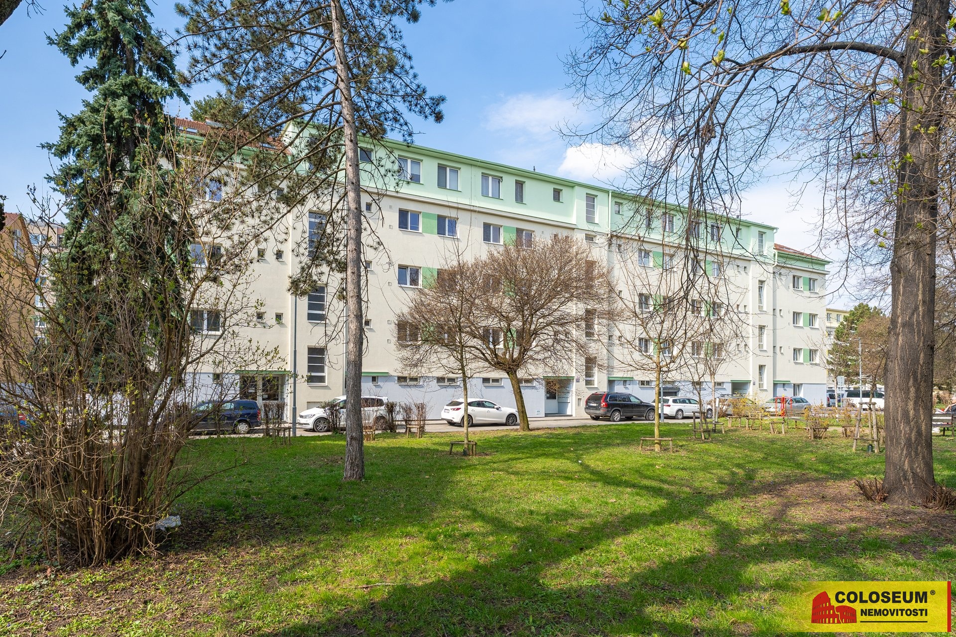 Pohled u ulice - Brno - Černovice - prodej bytu 2+