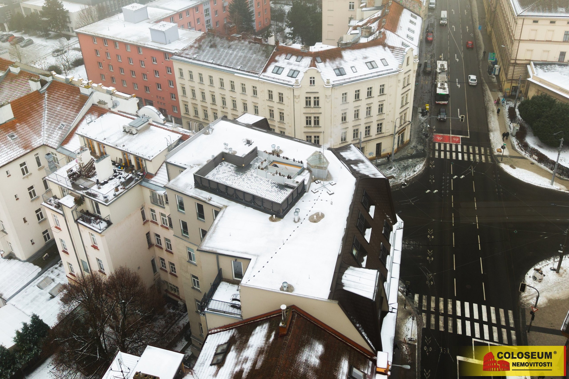 Pohled z dronu na bytový dům ze dvorního traktu - 