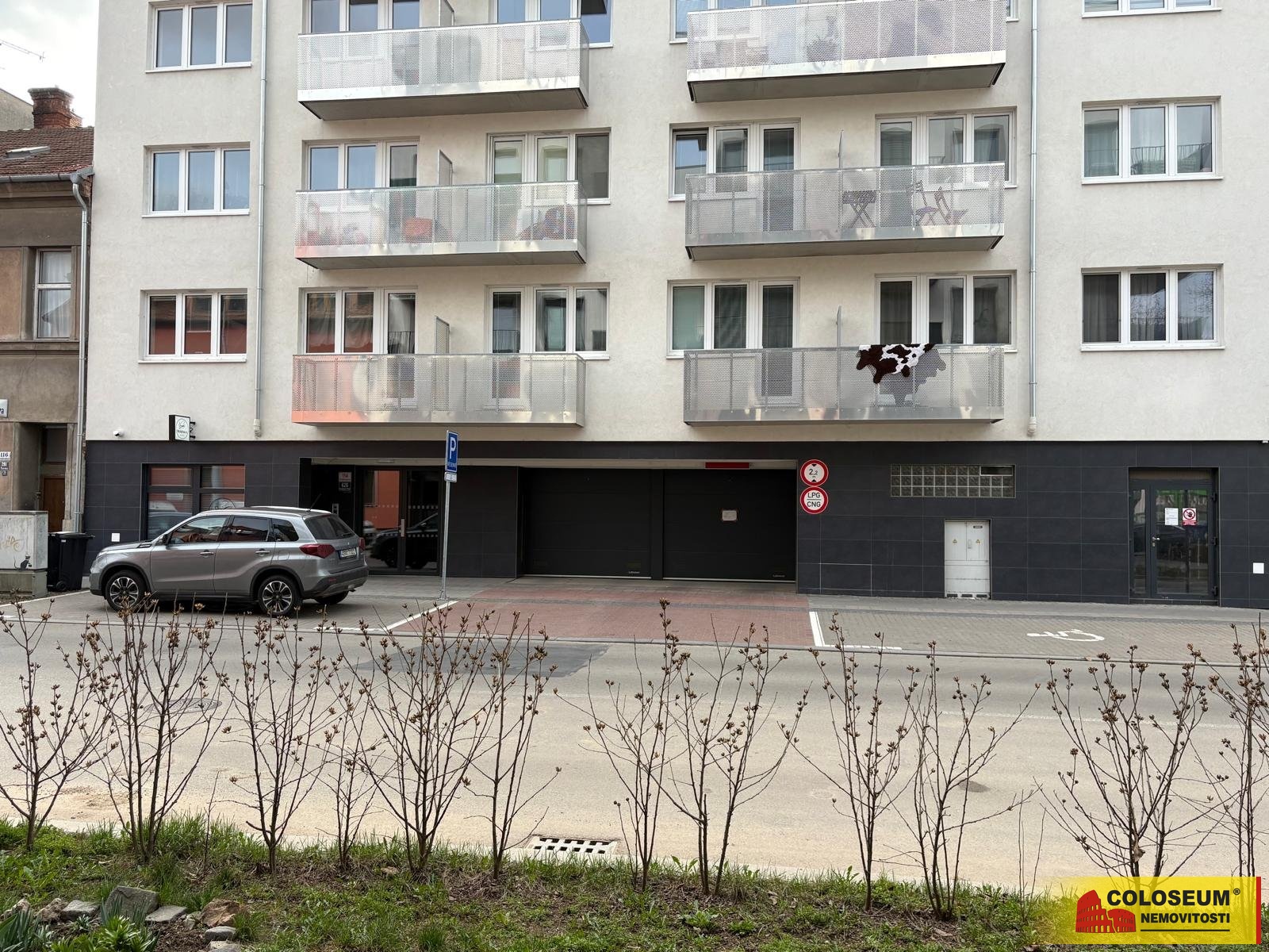 Pohled na dům – Brno – pronájem garážového stání