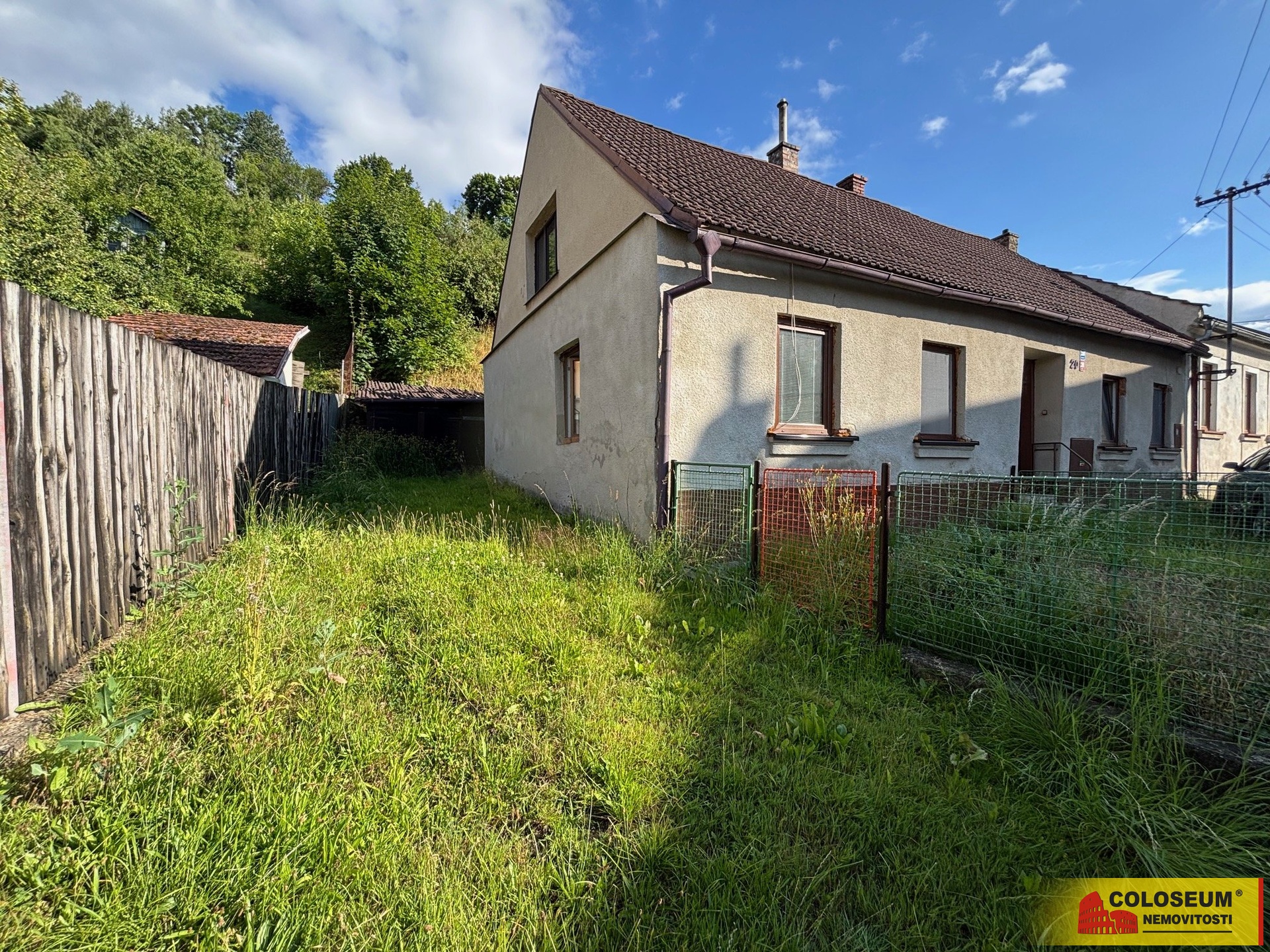 Pohled na chalupu s vjezdem – Moravská Třebová – p