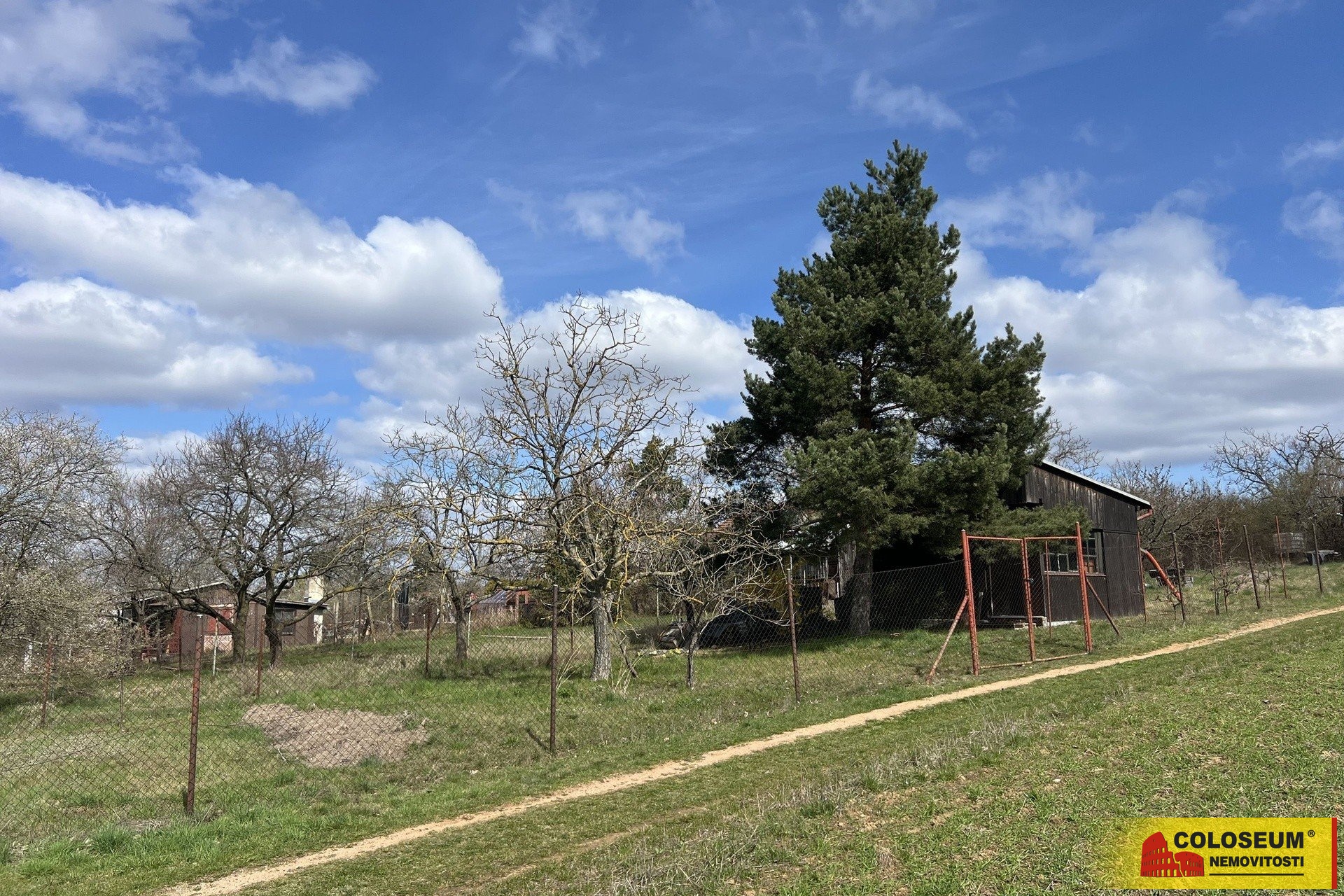 Pohled na pozemek z pole - Ostopovice - prodej cha