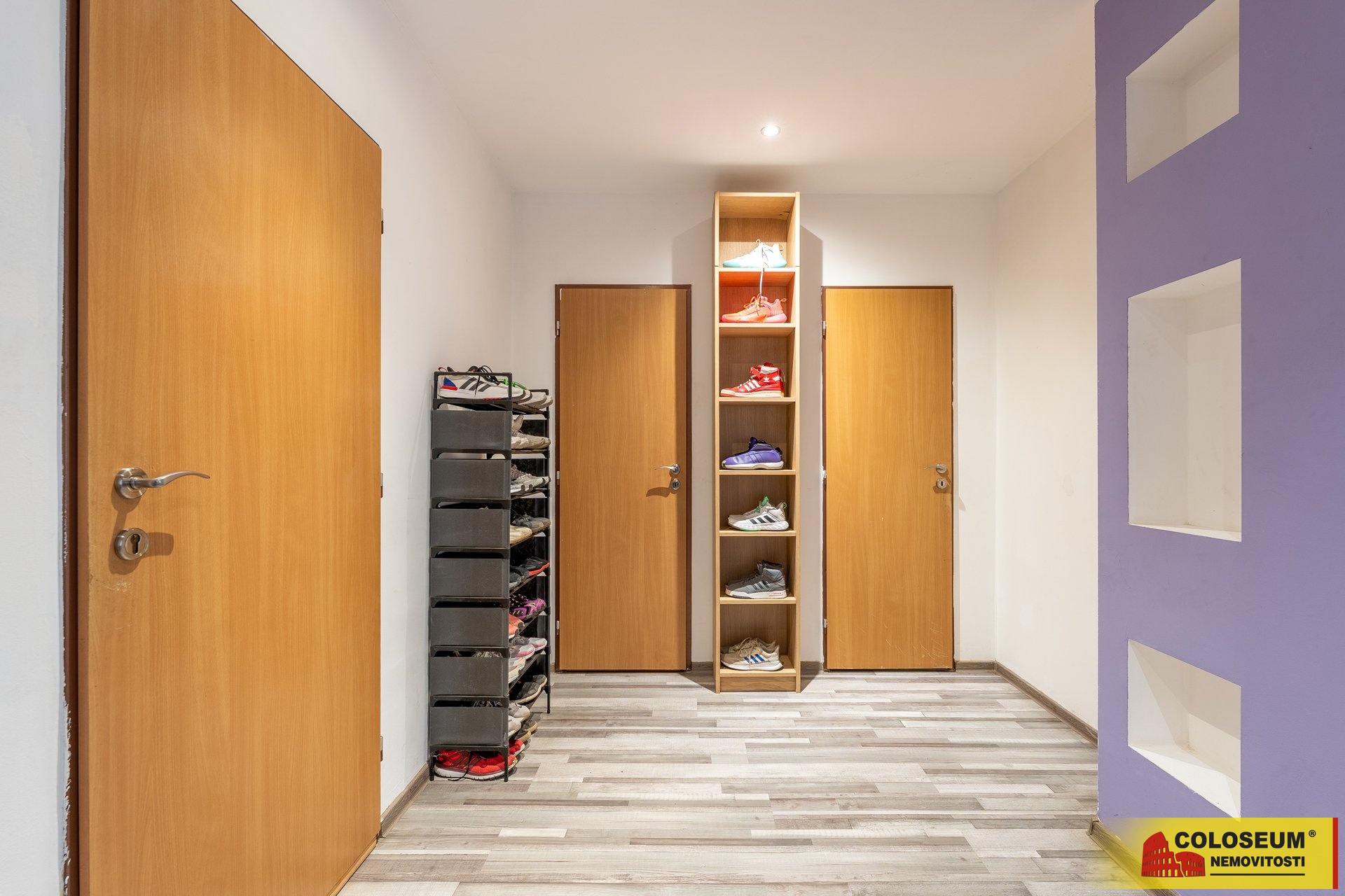 Chodba se spížkou a toaletou -  Zastávka u Brna - 