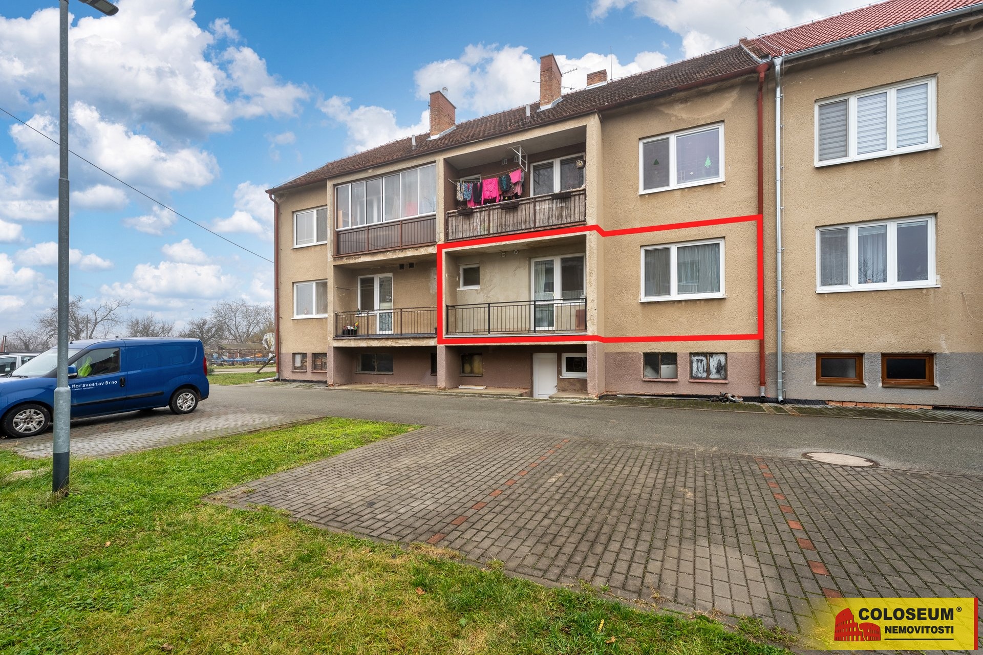 Pohled na bytový dům z ulice - Vranovice - prodej bytu 3+1