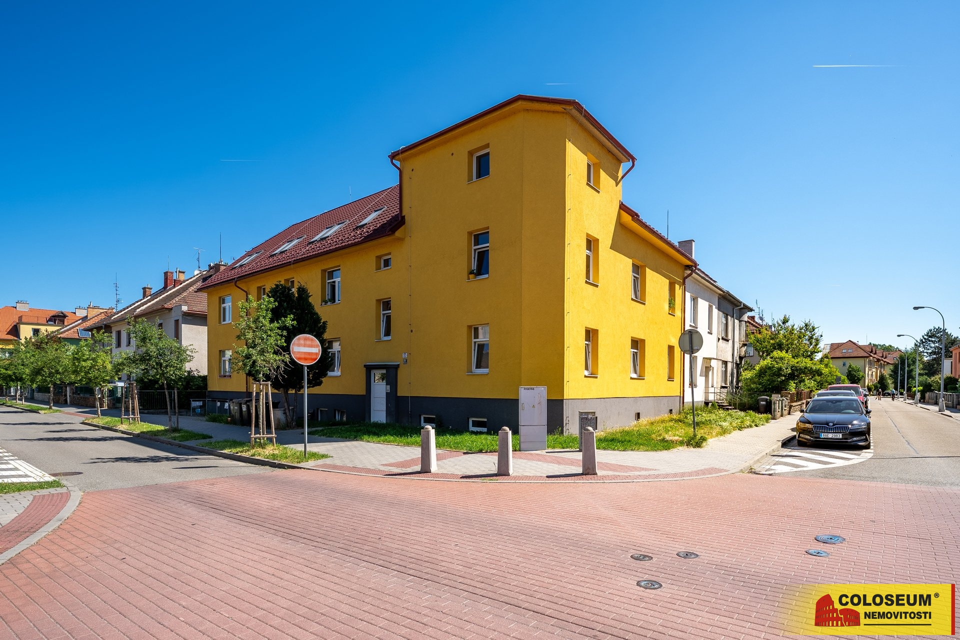 Pohled na bytový dům z ulice - Brno - Komárov - prodej DB 1+kk