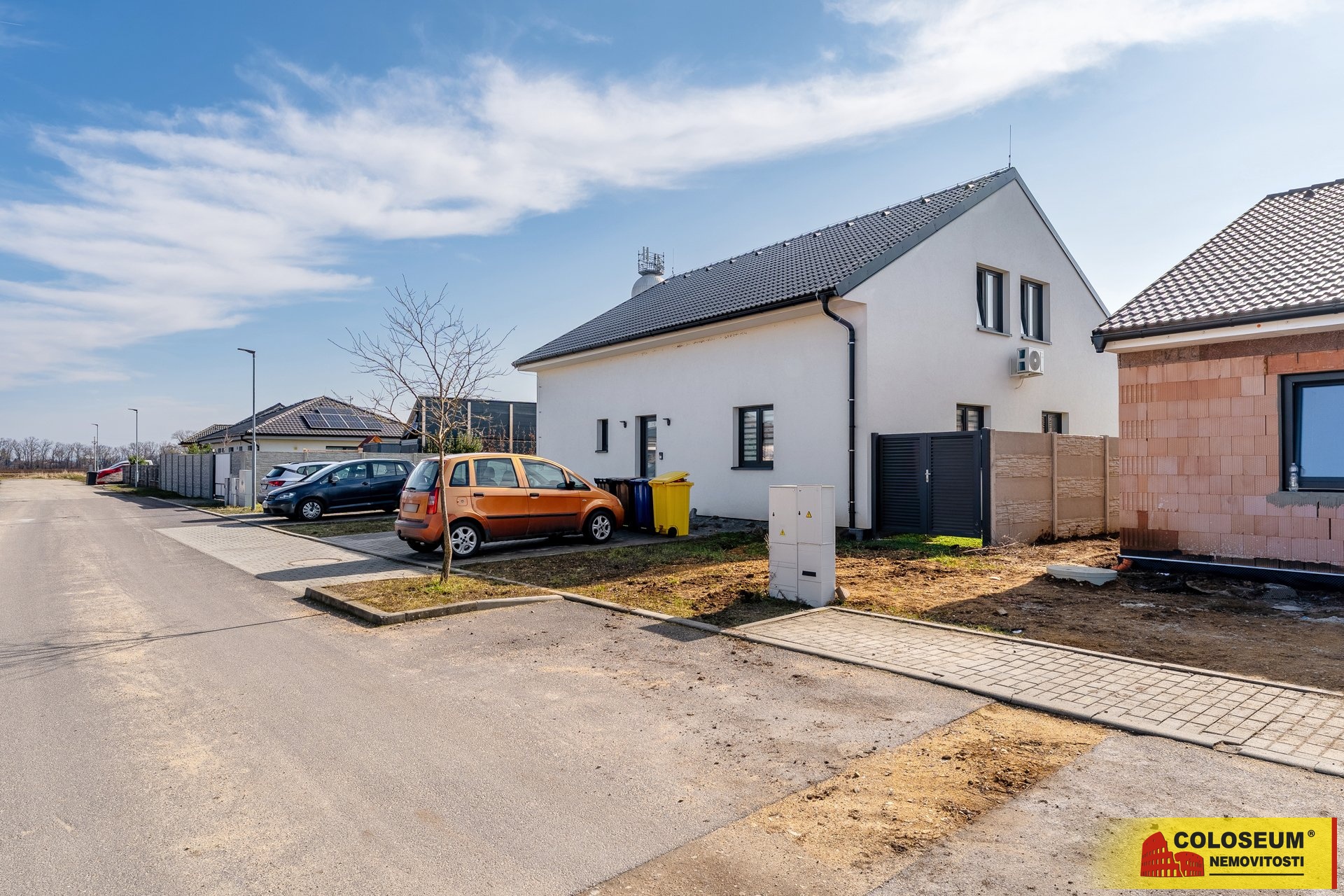 Pohled na bytový dům z ulice - Hrádek u Znojma - prodej bytu 2+kk