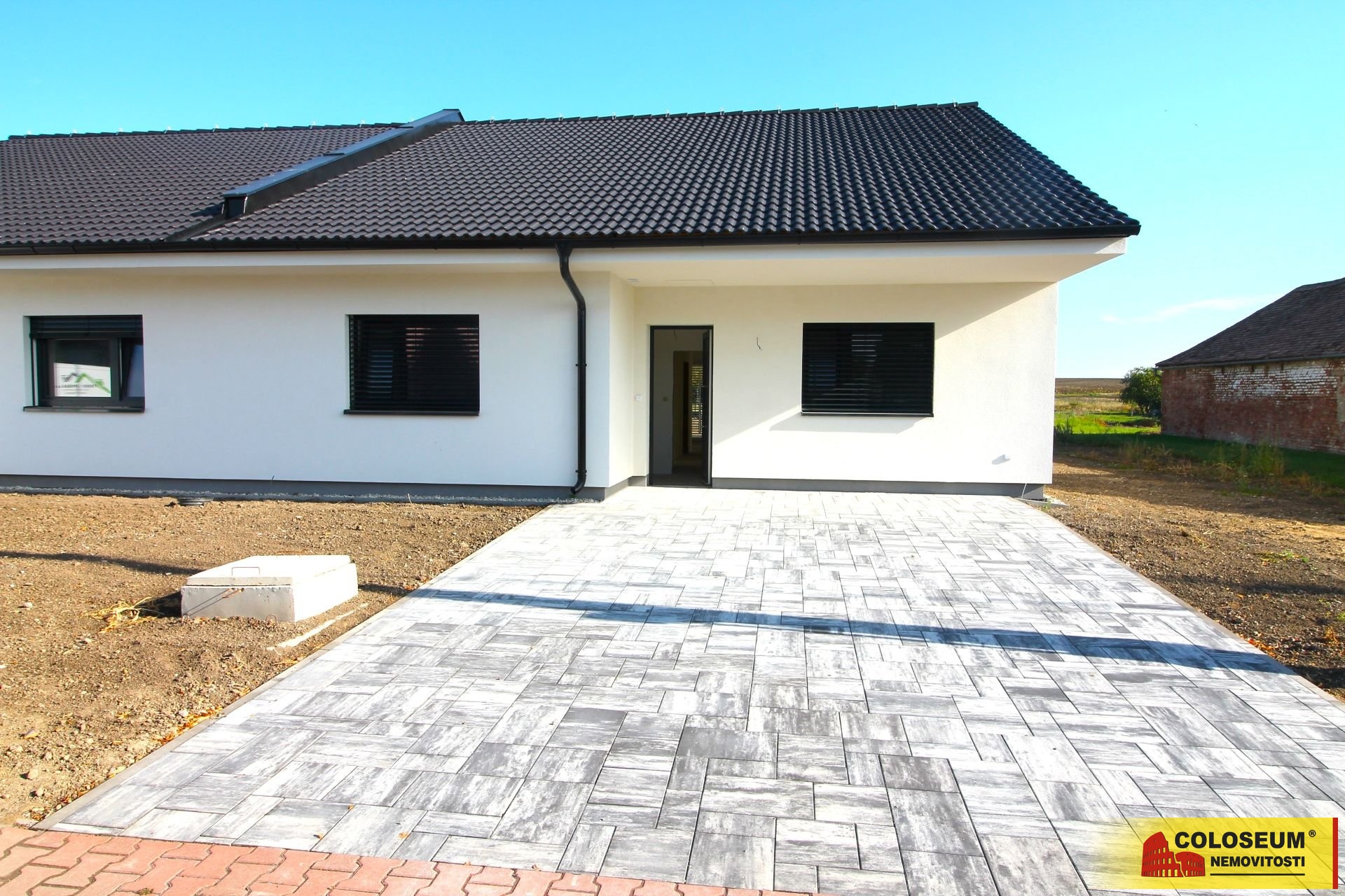 Pohled na dům z ulice - Hrabětice - prodej RD 4+kk