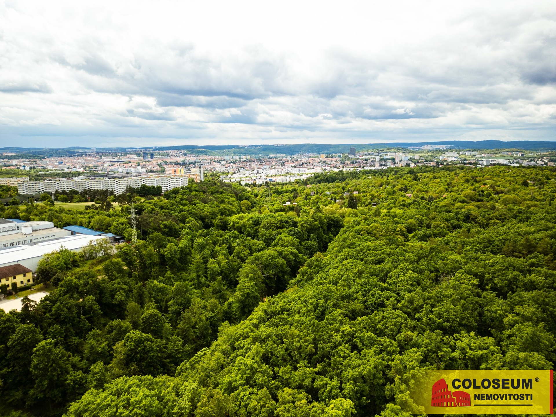 Pohled na okolí z dronu - Brno Lesná - prodej pozemku