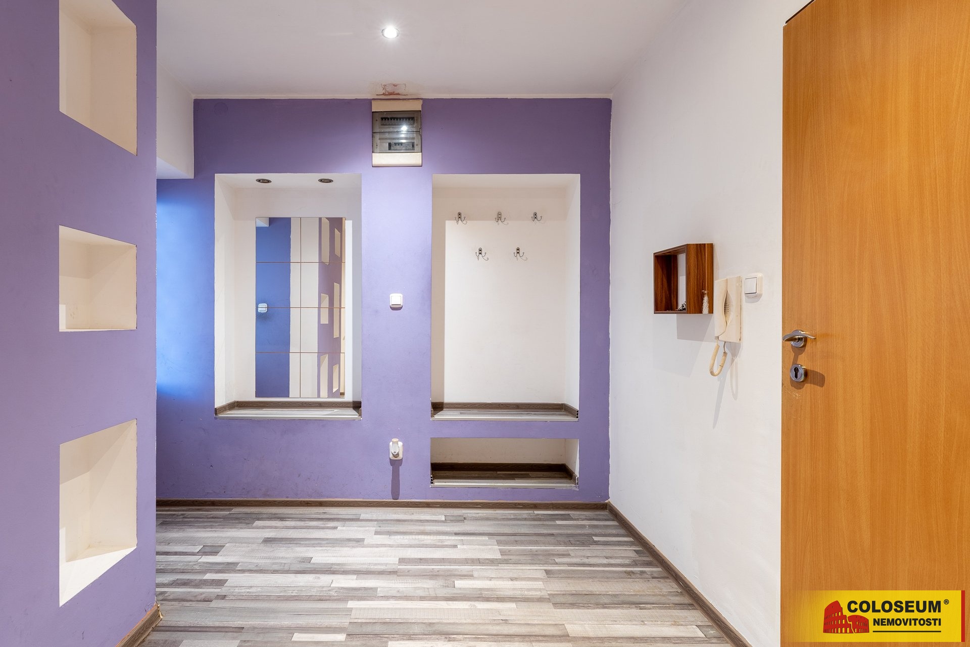 Podsvícené niky v chodbě? Máme! -  Zastávka u Brna