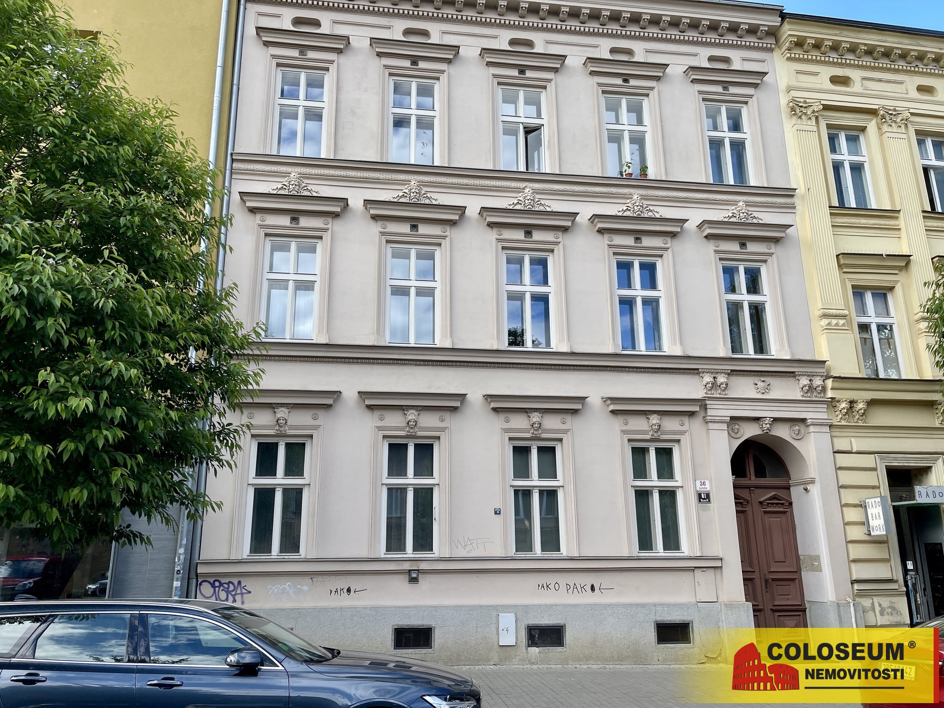 Pohled na reprezentativní dům z ulice - Brno - Veveří - pronájem komerce