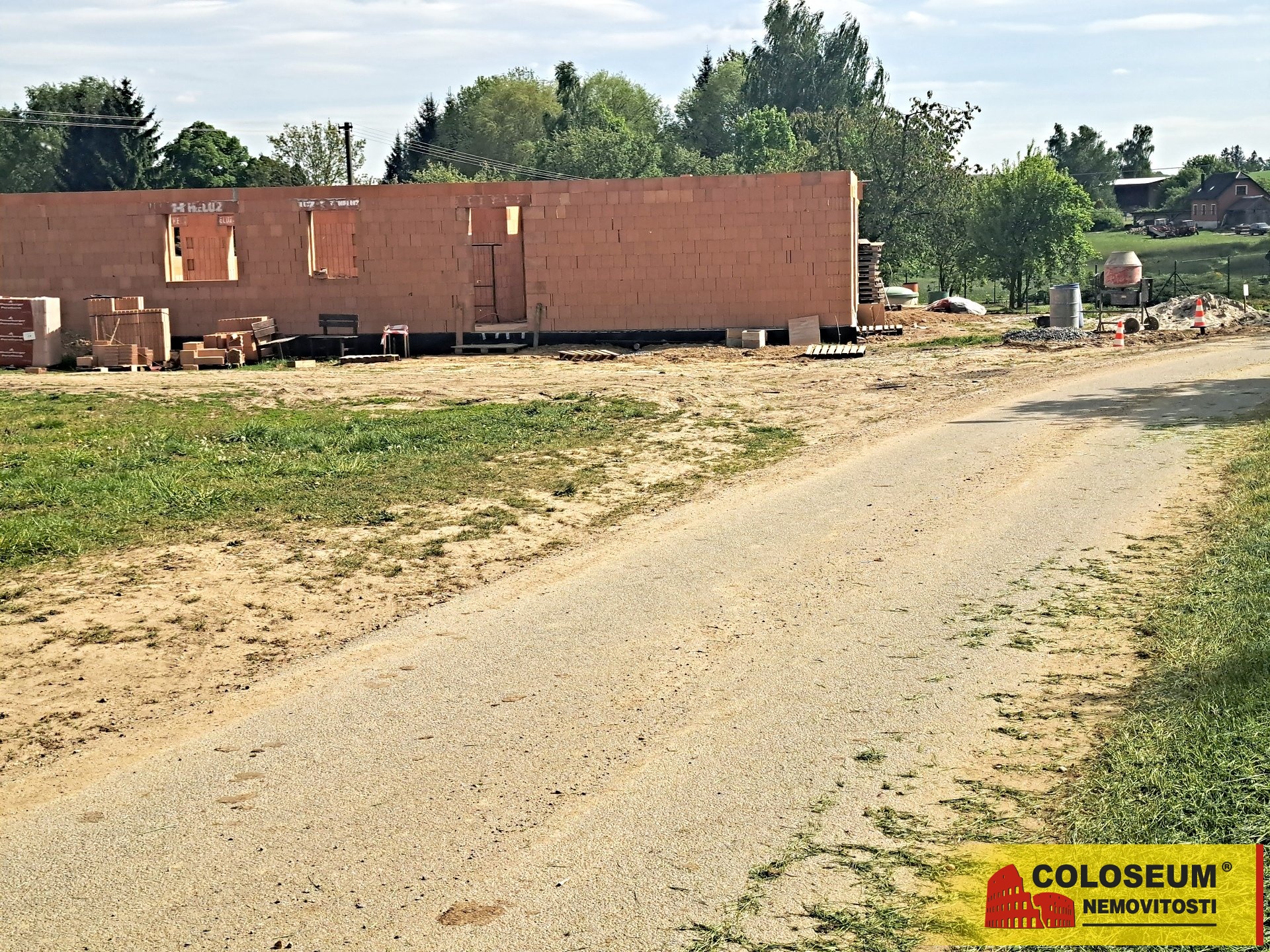 Příjezdová cesta - Bácovice - prodej pozemku