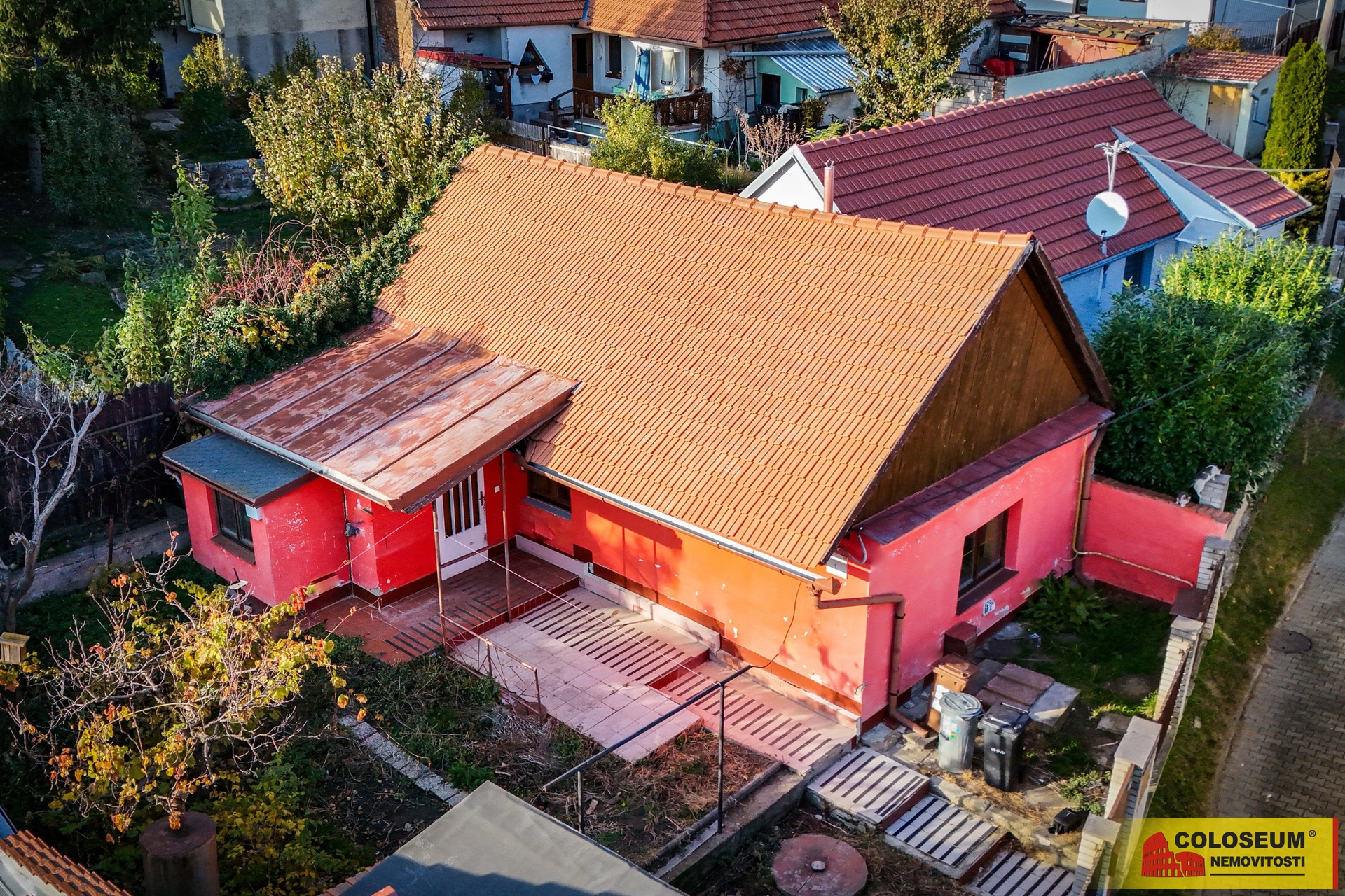 Pohled na dům z dronu - Kostice - prodej chalupy 1