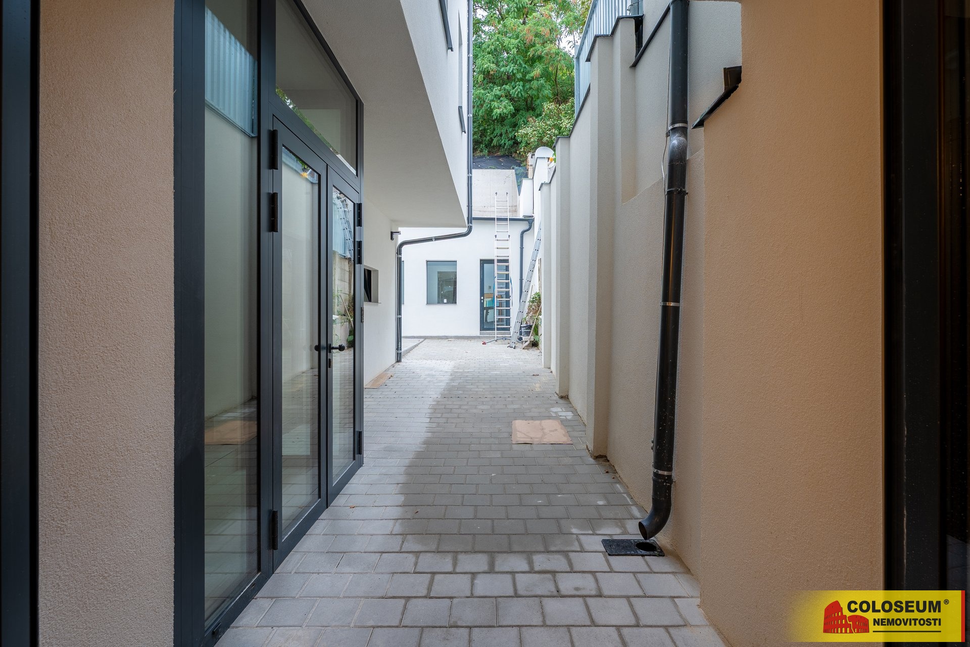 Průchod do domu- Brno Husovice - pronájem bytu