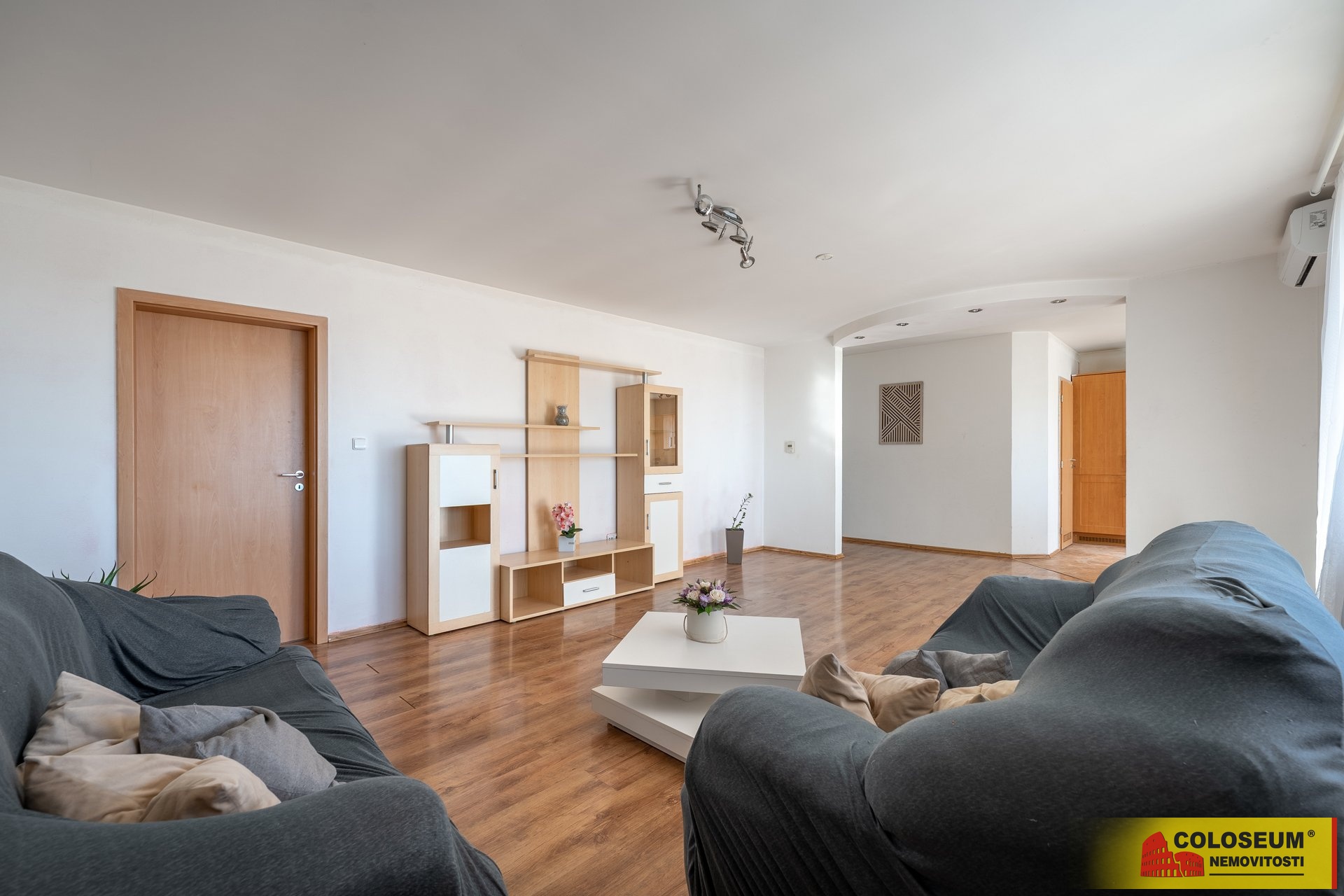 Obývací část - Hrušovany nad Jevišovkou - prodej b