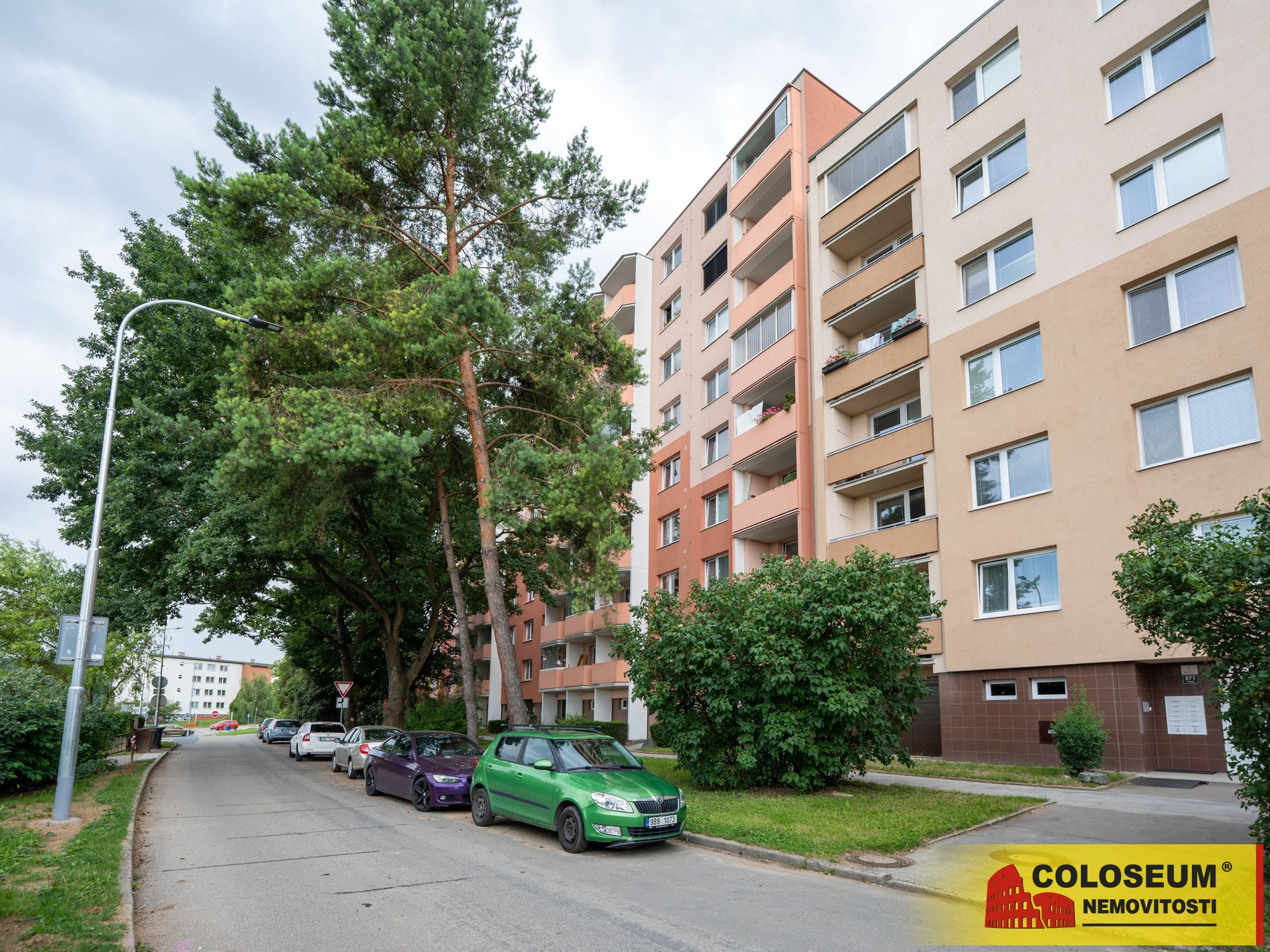 Pohled na bytový dům z ulice - Brno Bystrc - prodej bytu 1+1