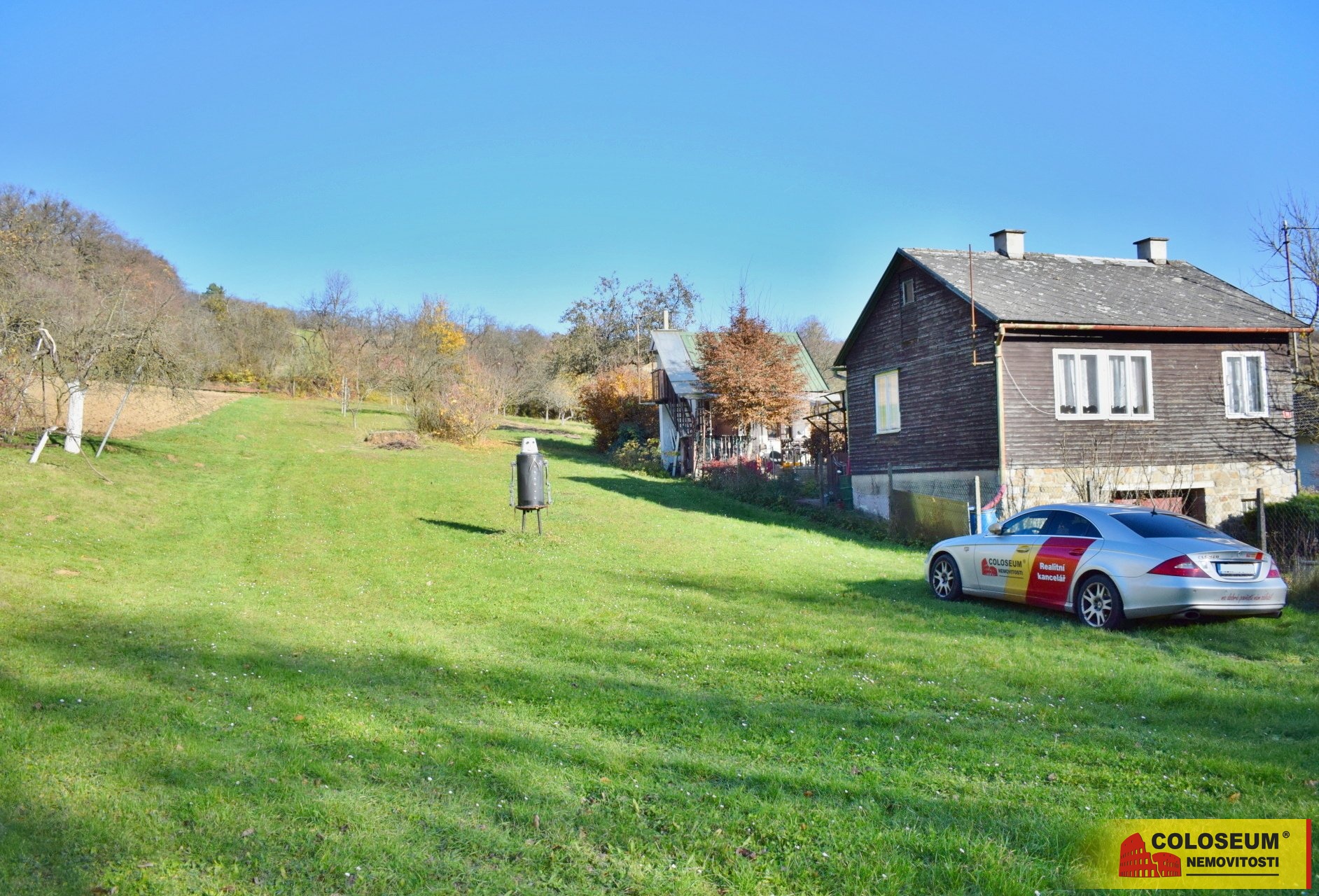 Pohled na pozemek z ulice - Lovčice - prodej pozem