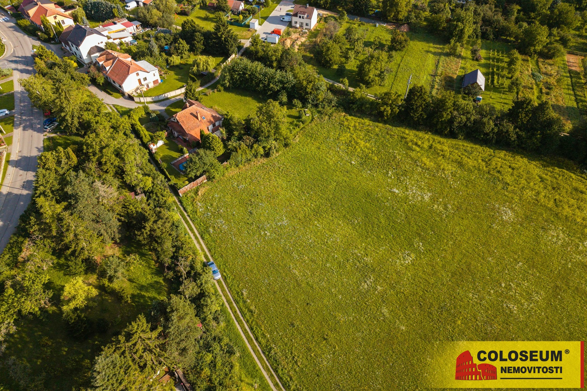 Pohled na pozemek z dronu - Říčany u Brna - prodej pozemku pro výstavbu RD