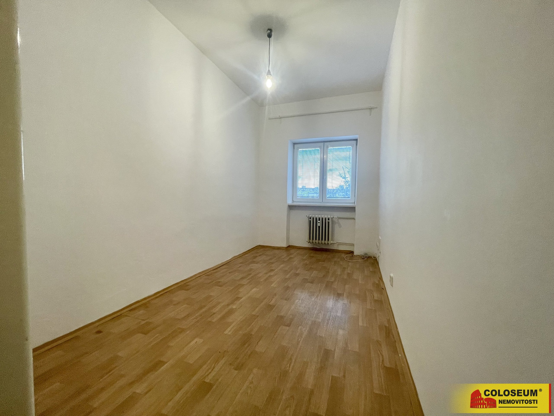 Prostorný pokoj ideální pro ložnici