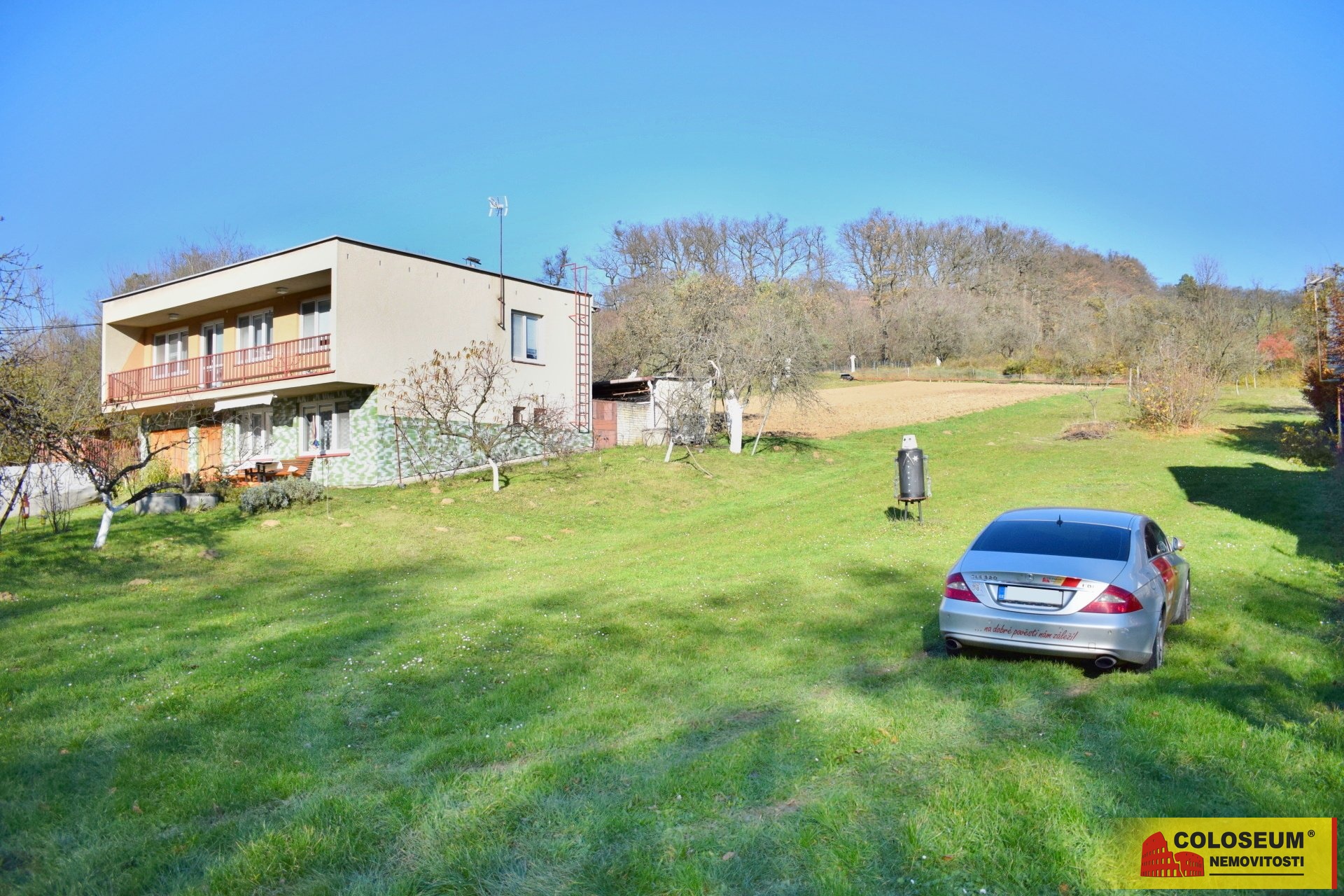 Pohled na pozemek z ulice - Lovčice - prodej pozem