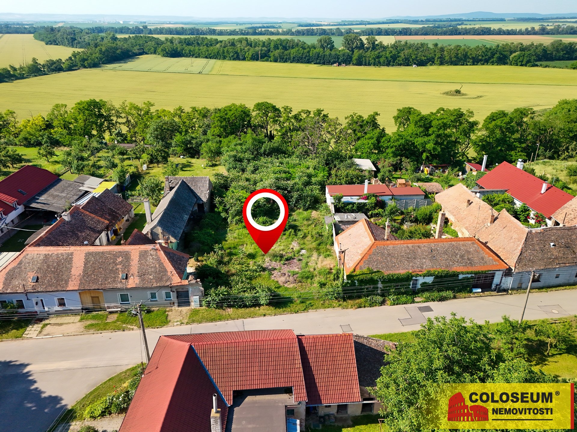 Pohled na pozemek z dronu - Hrádek u Znojma - prod