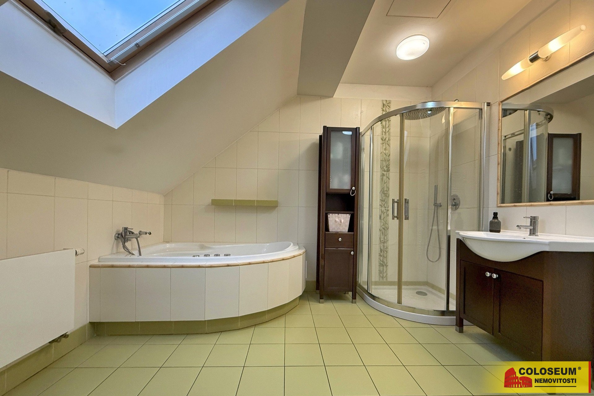 Koupelna s masážní vanou - Rudoltice u Lanškrouna - prodej bytu 3+kk