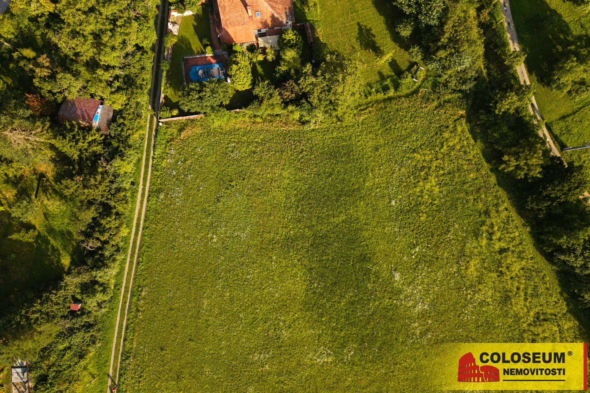 Pohled na pozemek z dronu - Říčany u Brna - prodej pozemku pro výstavbu RD
