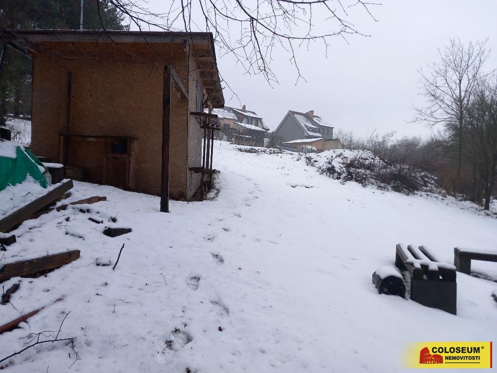 Pohled z pozemku k příjezdové silnici - Braníškov 