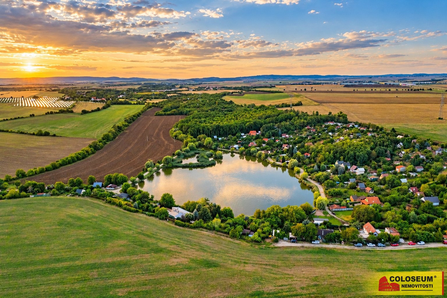 Západ slunce nad venkovským jezerem - Vojkovice - 