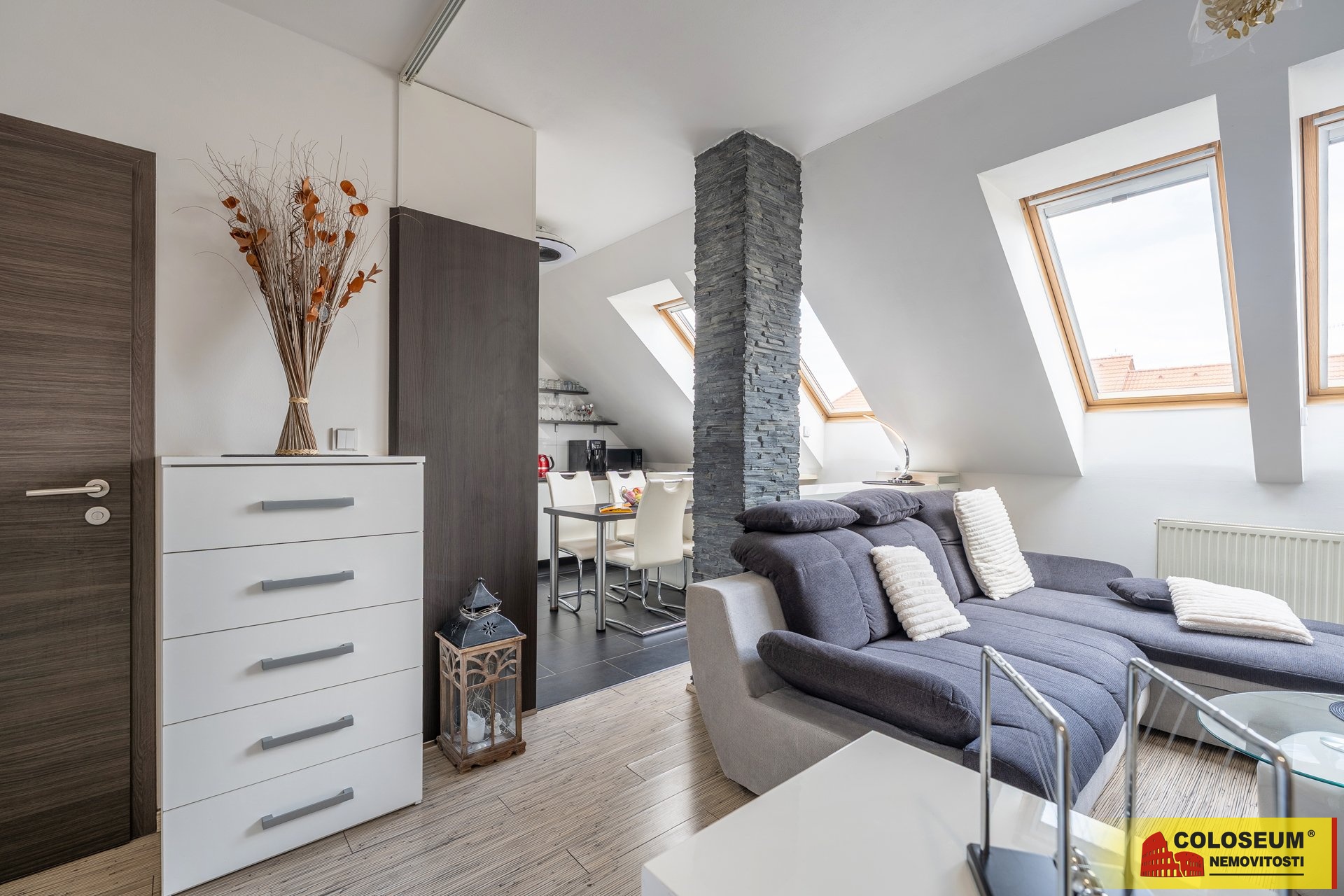 Obývací prostor s kuchyňským koutem - Hustopeče - 