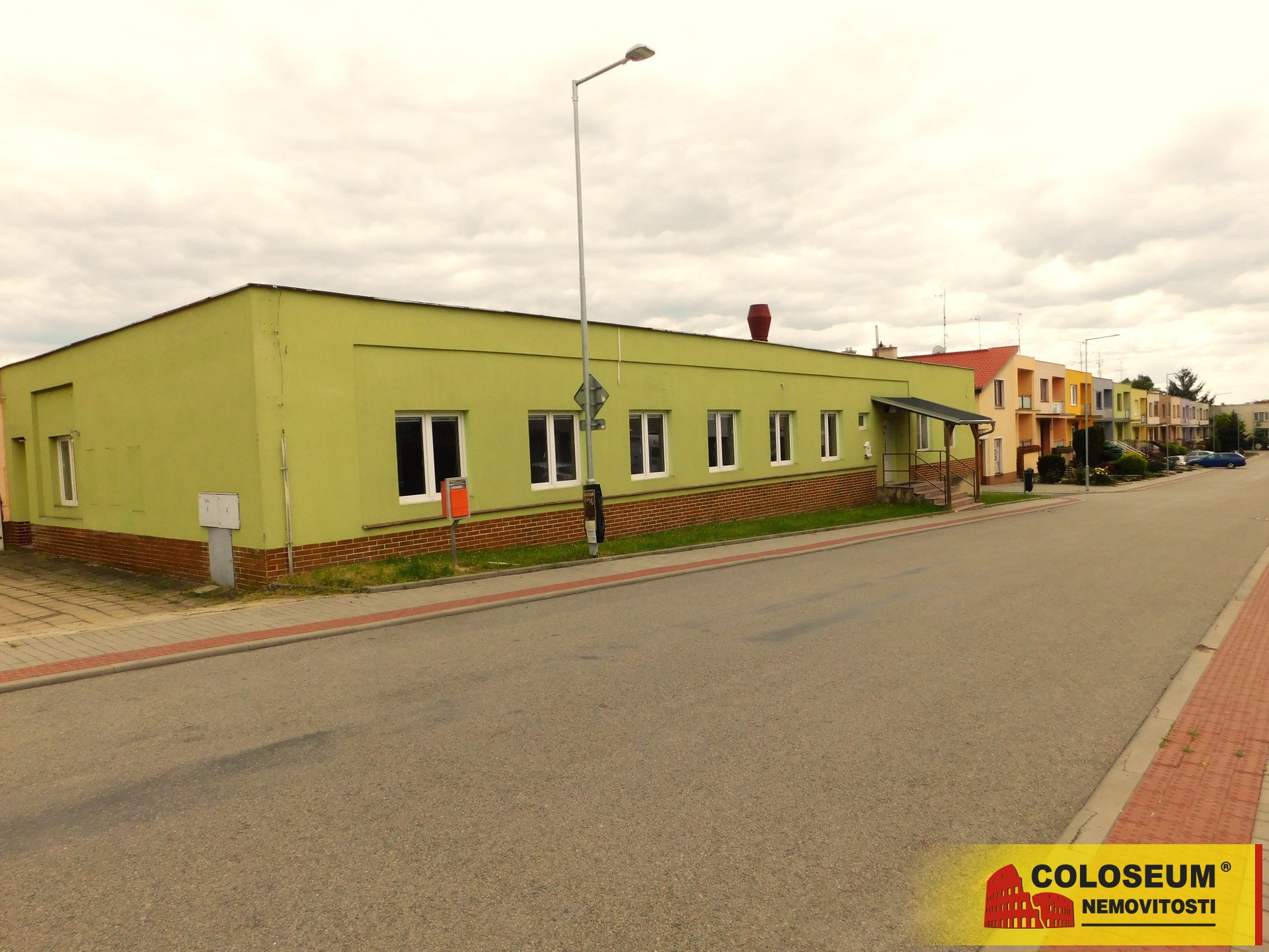Restaurace, pohled z ulice – Dobšice – prodej komerce