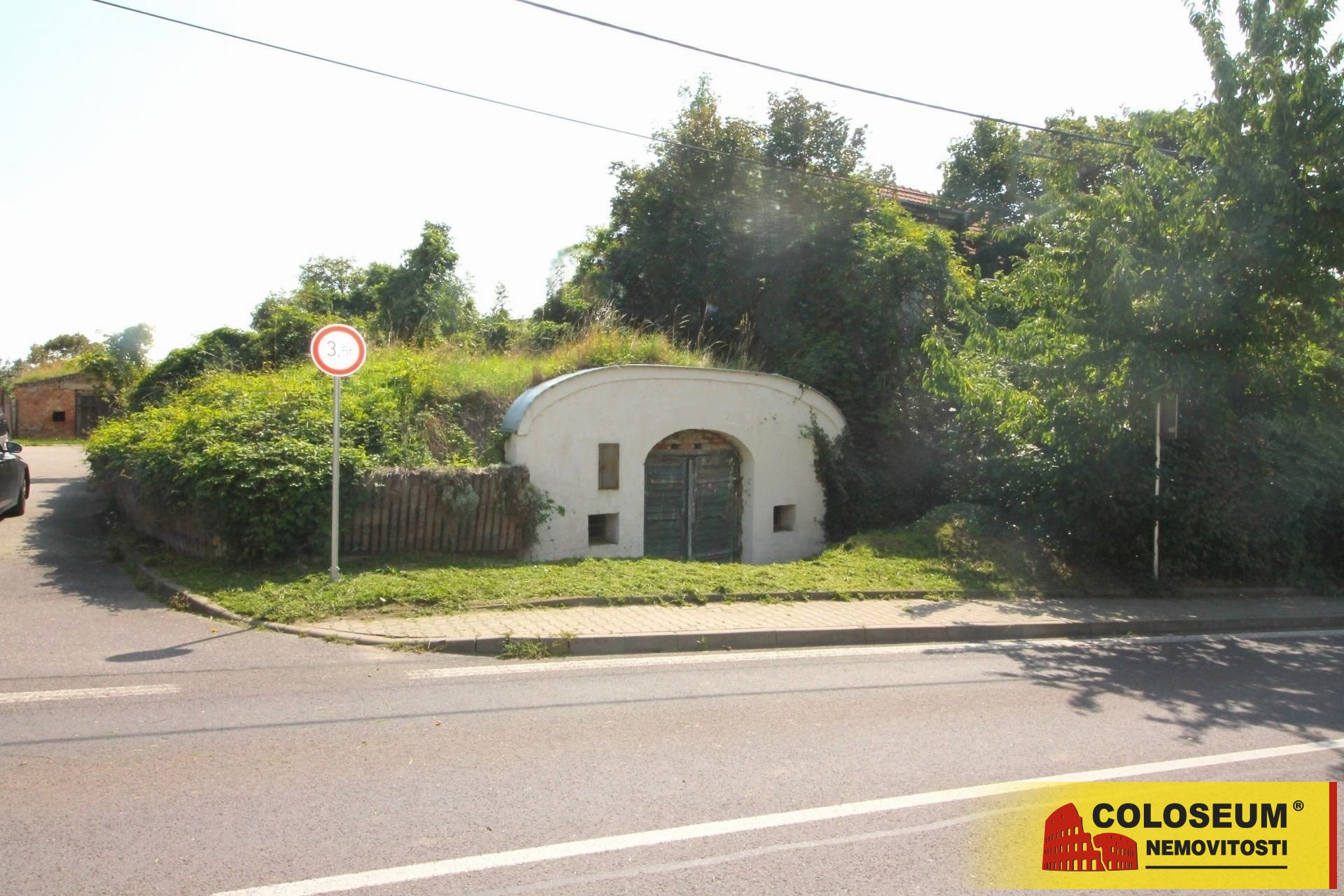 Pohled na vinný sklep z ulice - Hrušovany nad Jevi