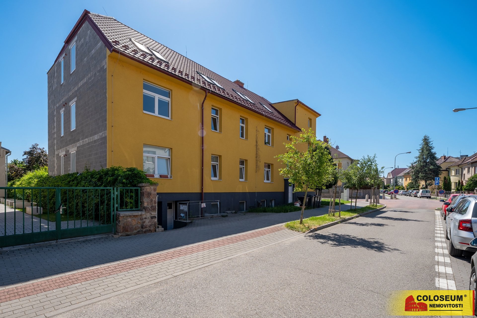 Pohled na bytový dům z ulice - Brno - Komárov - pr