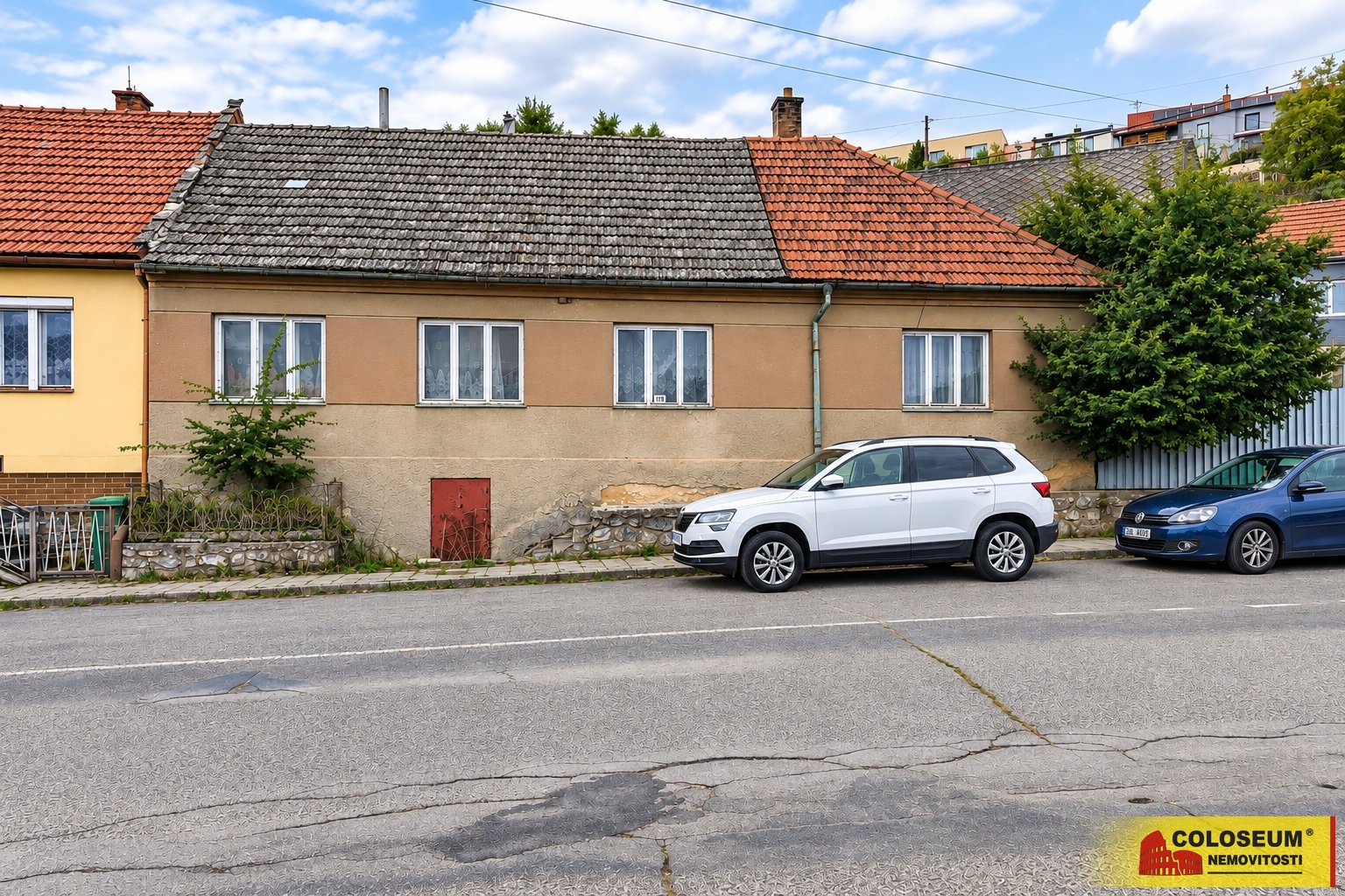 Pohled na dům z ulice - Ostrov u Machochy - prodej pozemku 
