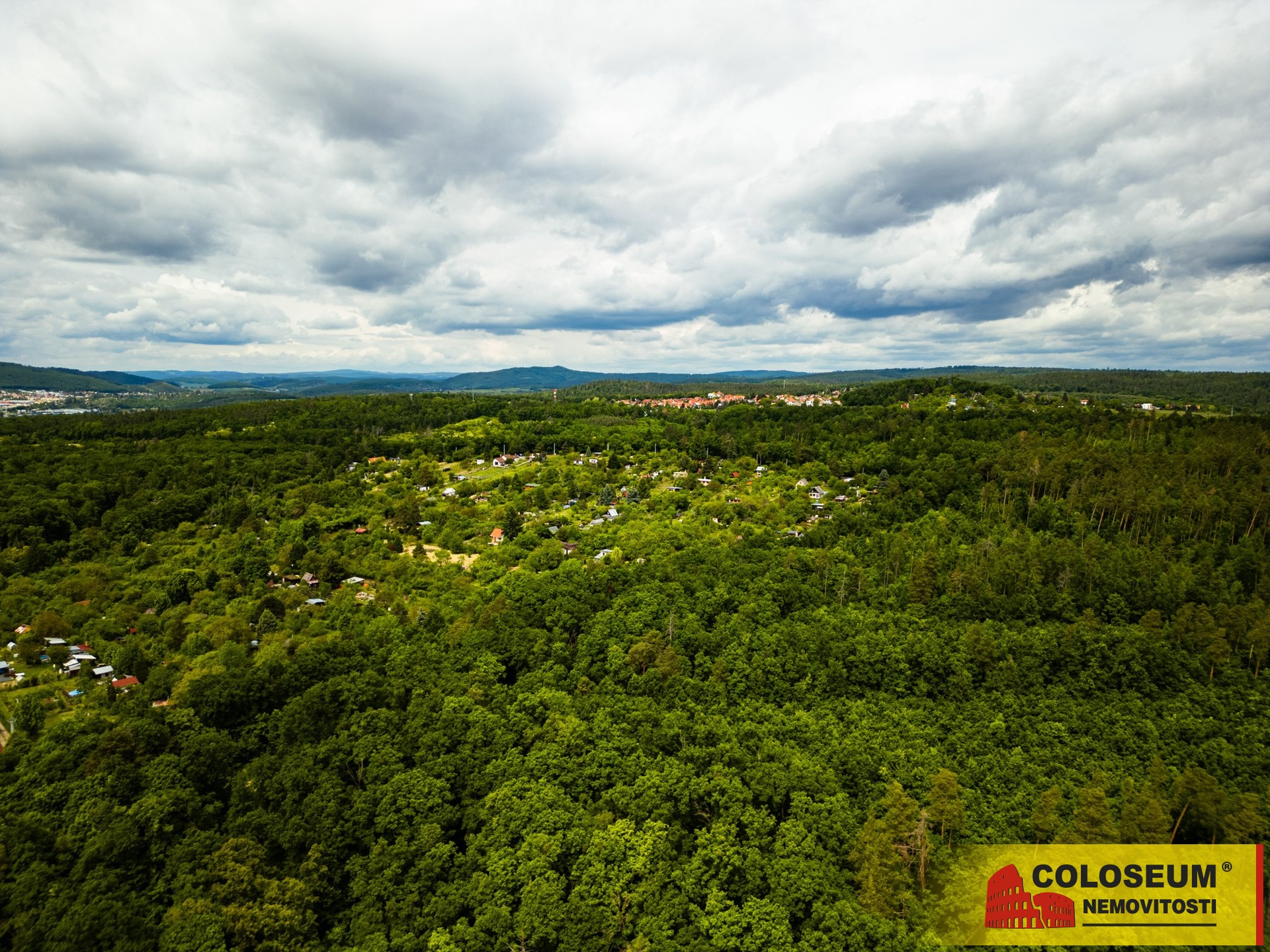 Pohled na okolí z dronu - Brno Lesná - prodej pozemku