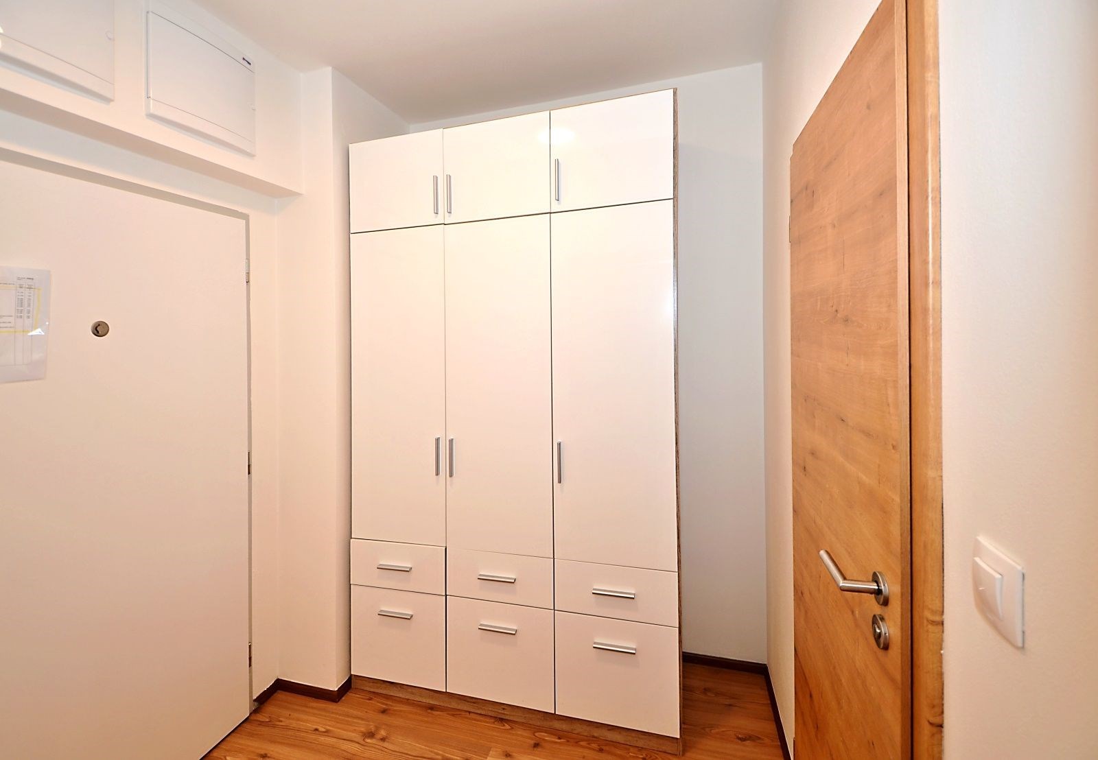 pokoj / ložnice s dřevěná podlaha
