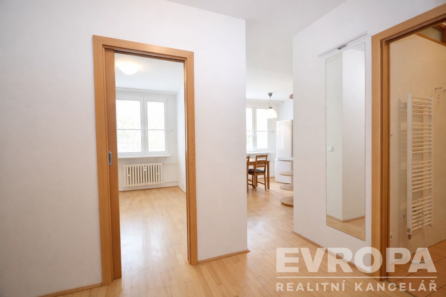 Krásný světlý interiér s parketovou podlahou a vel
