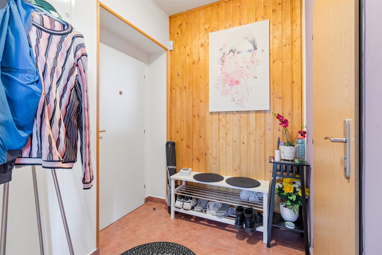 pokoj / ložnice s kachličková podlaha a dřevěná ze
