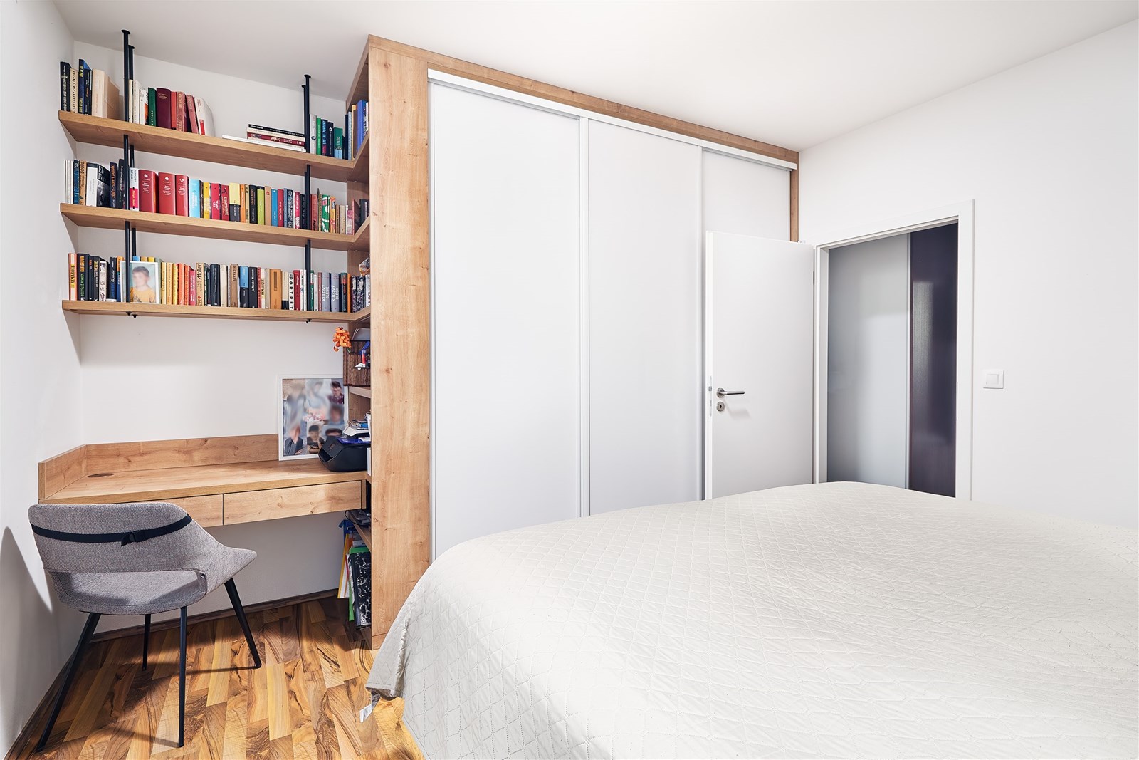 pokoj / ložnice s skříň a dřevěná podlaha