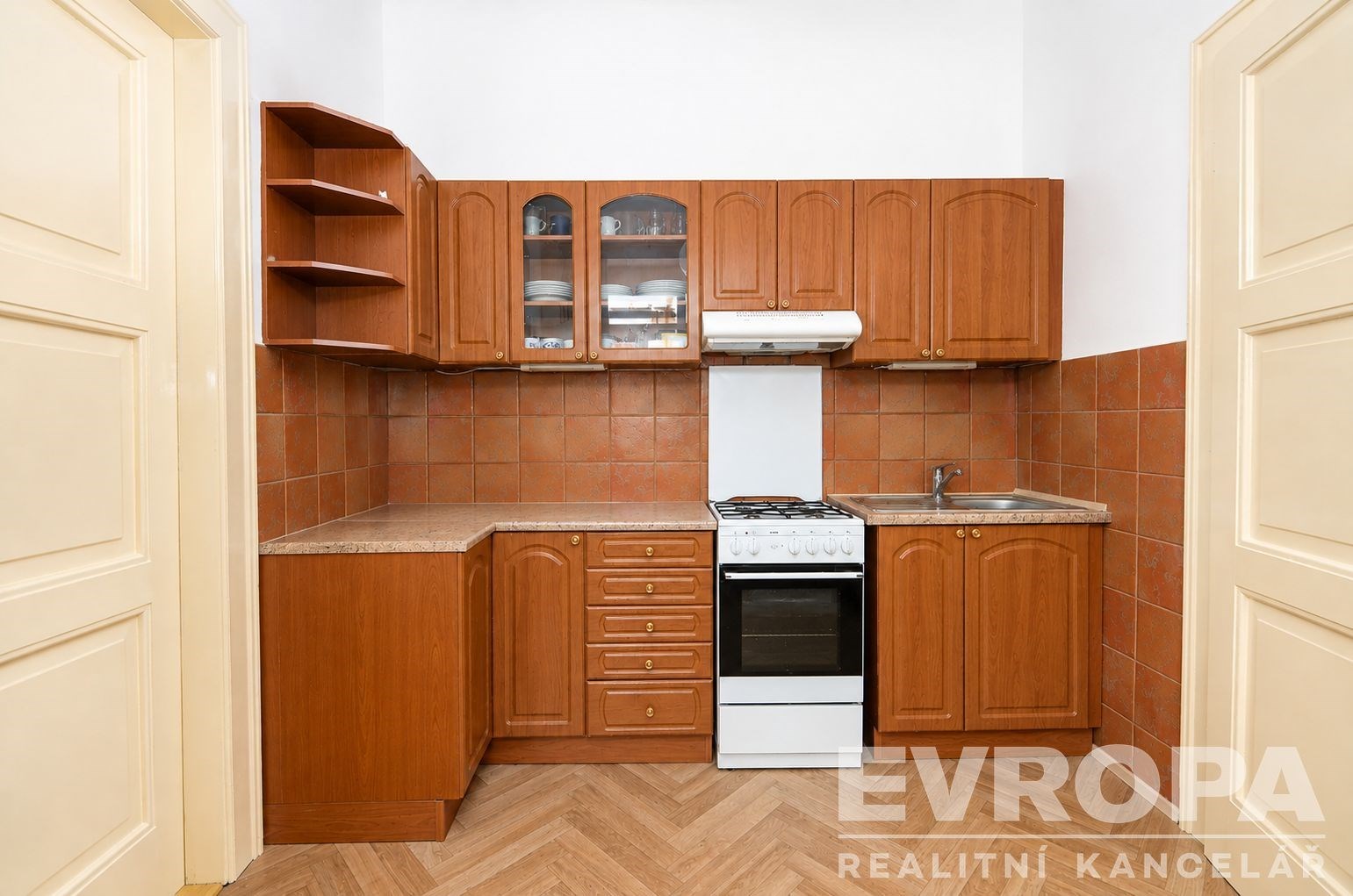 Kuchyň s parketovou podlahou, dřevěnými skříňkami 