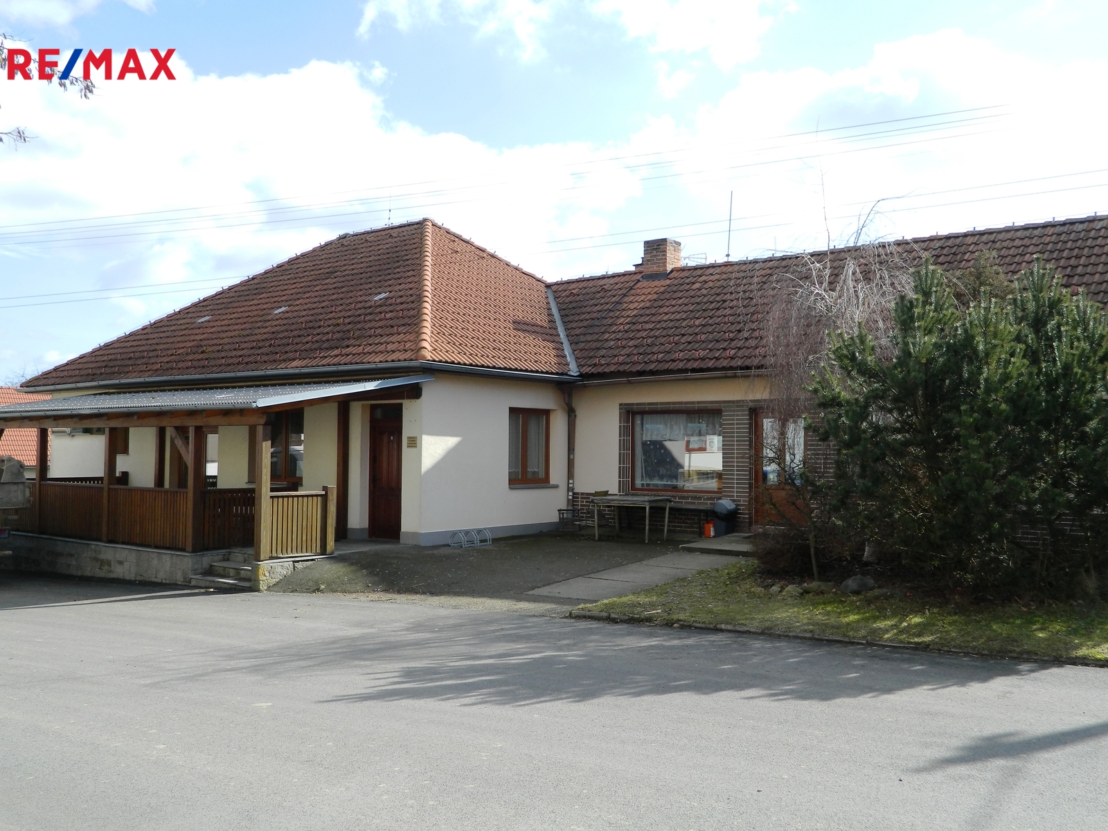 Hospůdka a obchůdek v Ratajích.