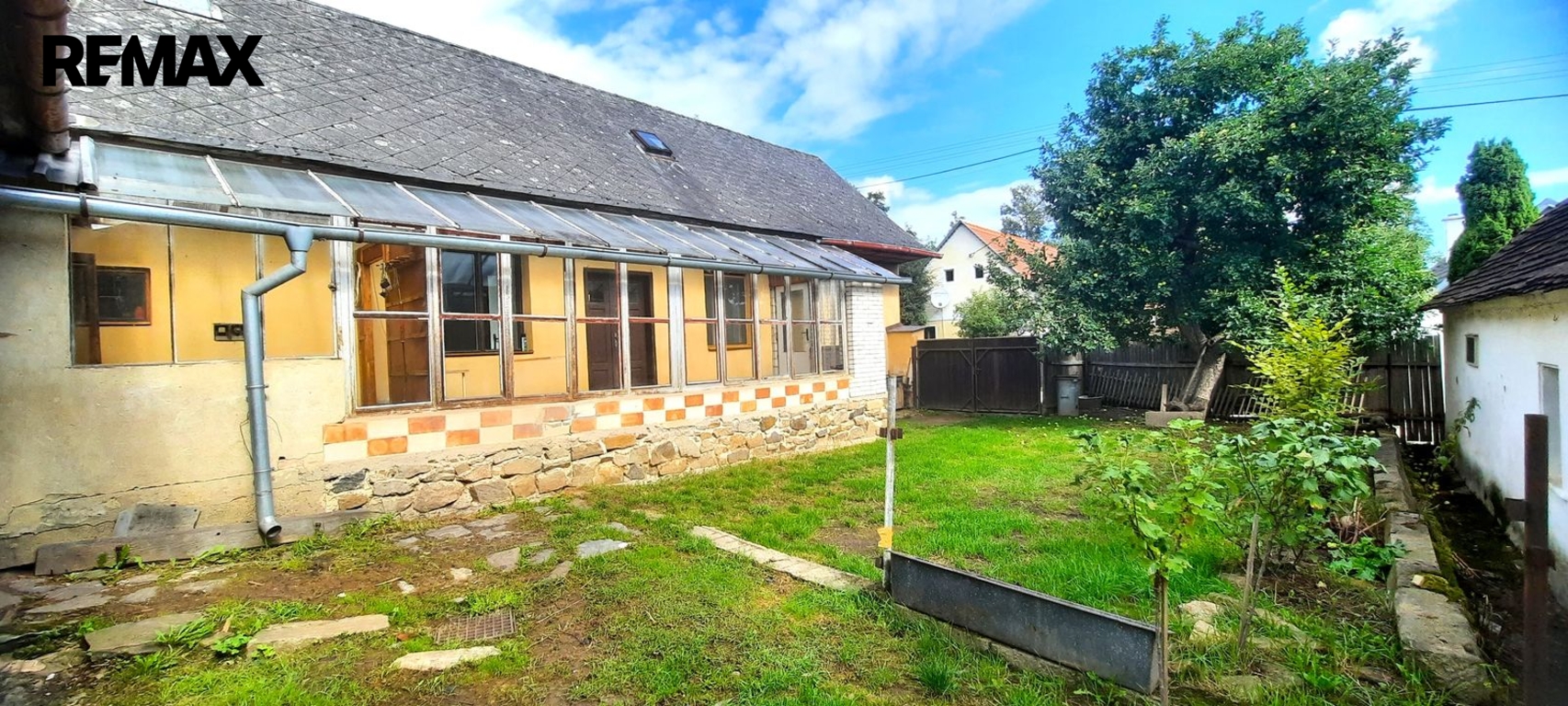 dvorek s pohledem do ulice