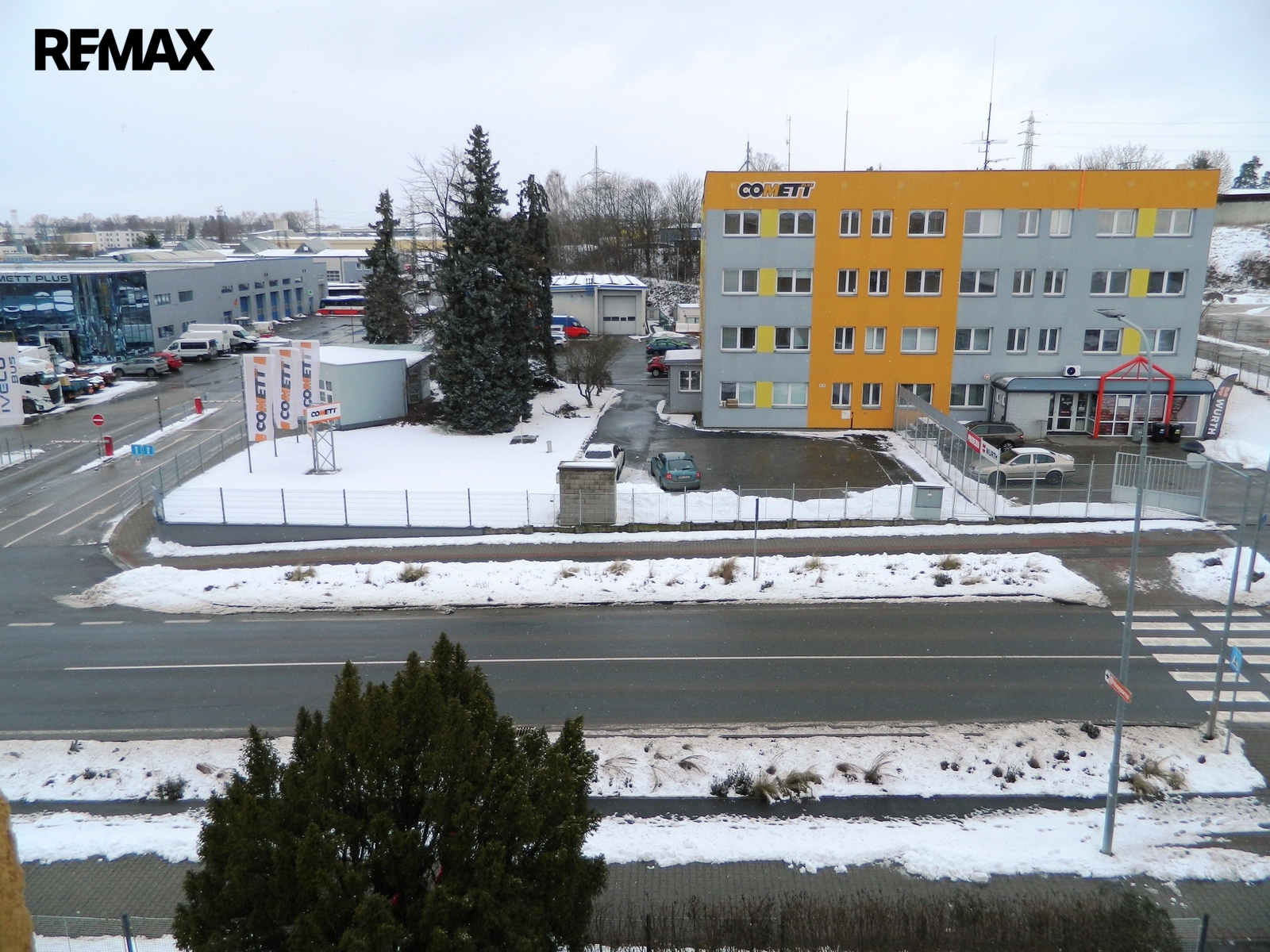 Výhled z kanceláře na Cýnovskou ulici.