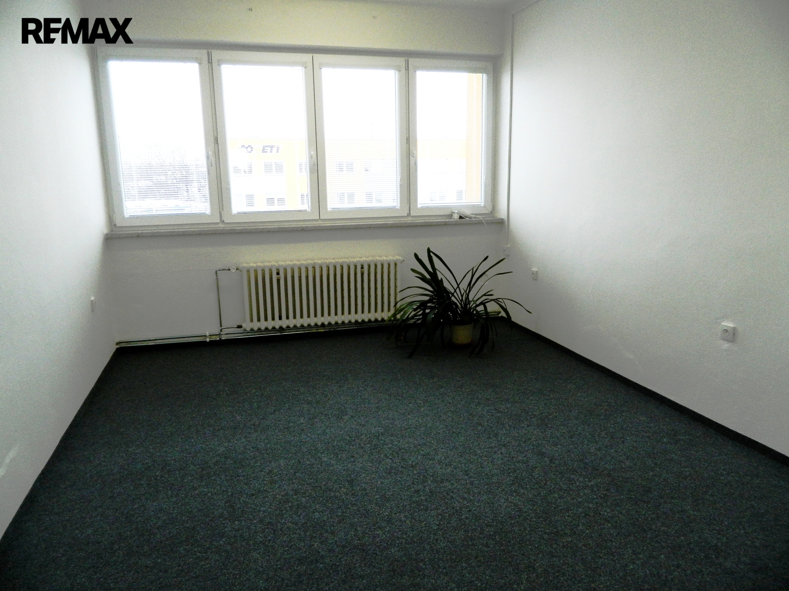 Kancelář je orientována do dvora.