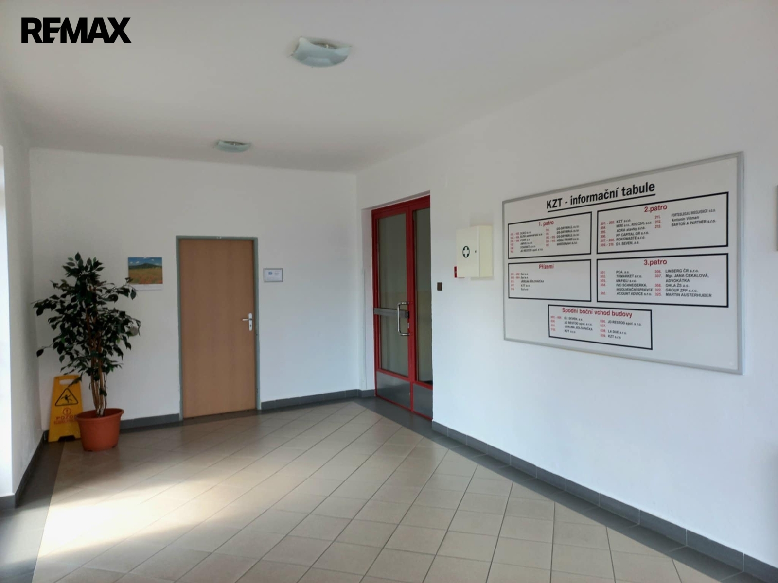 Vestibul budovy se sídly firem.