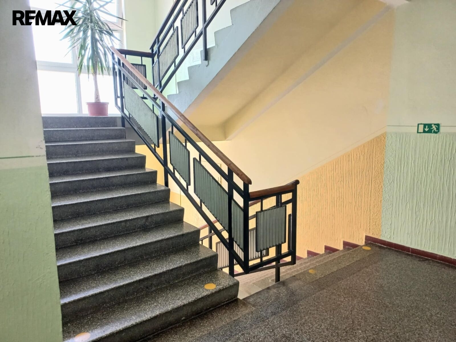 Schodiště ke kancelářím.