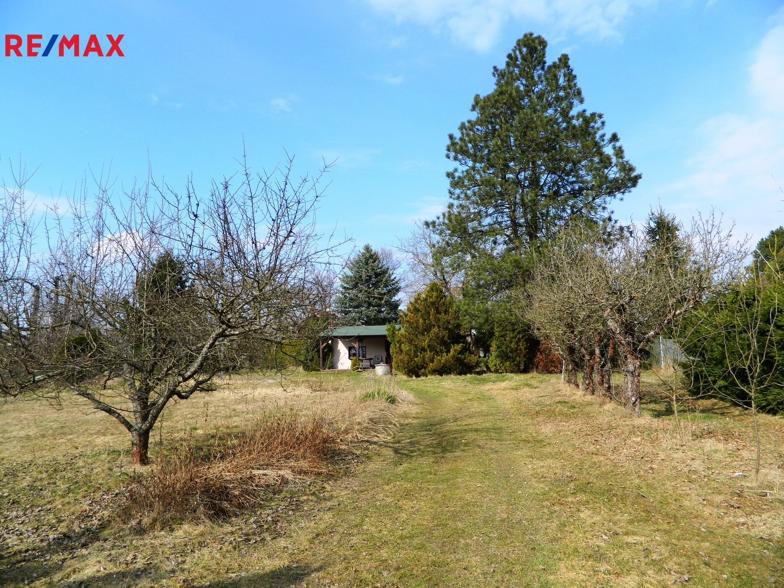 Chata je v zadní části zahrady a skýtá naprosté so