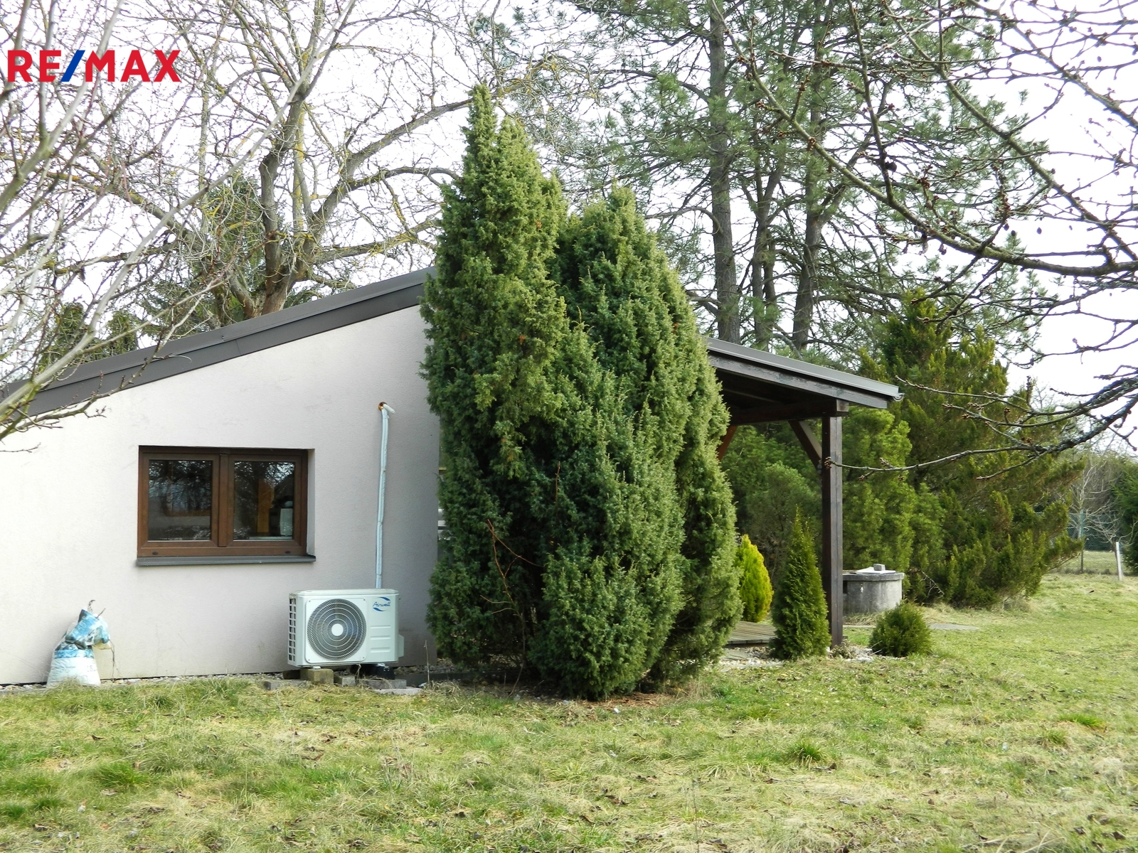 K vytápění slouží tepelné čerpadlo.