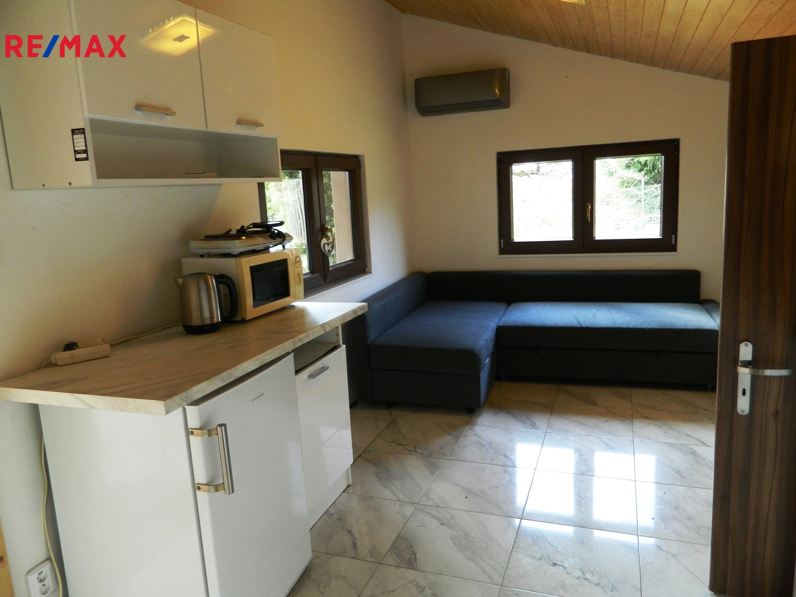 Obývací pokoj s kuchyňským koutem.