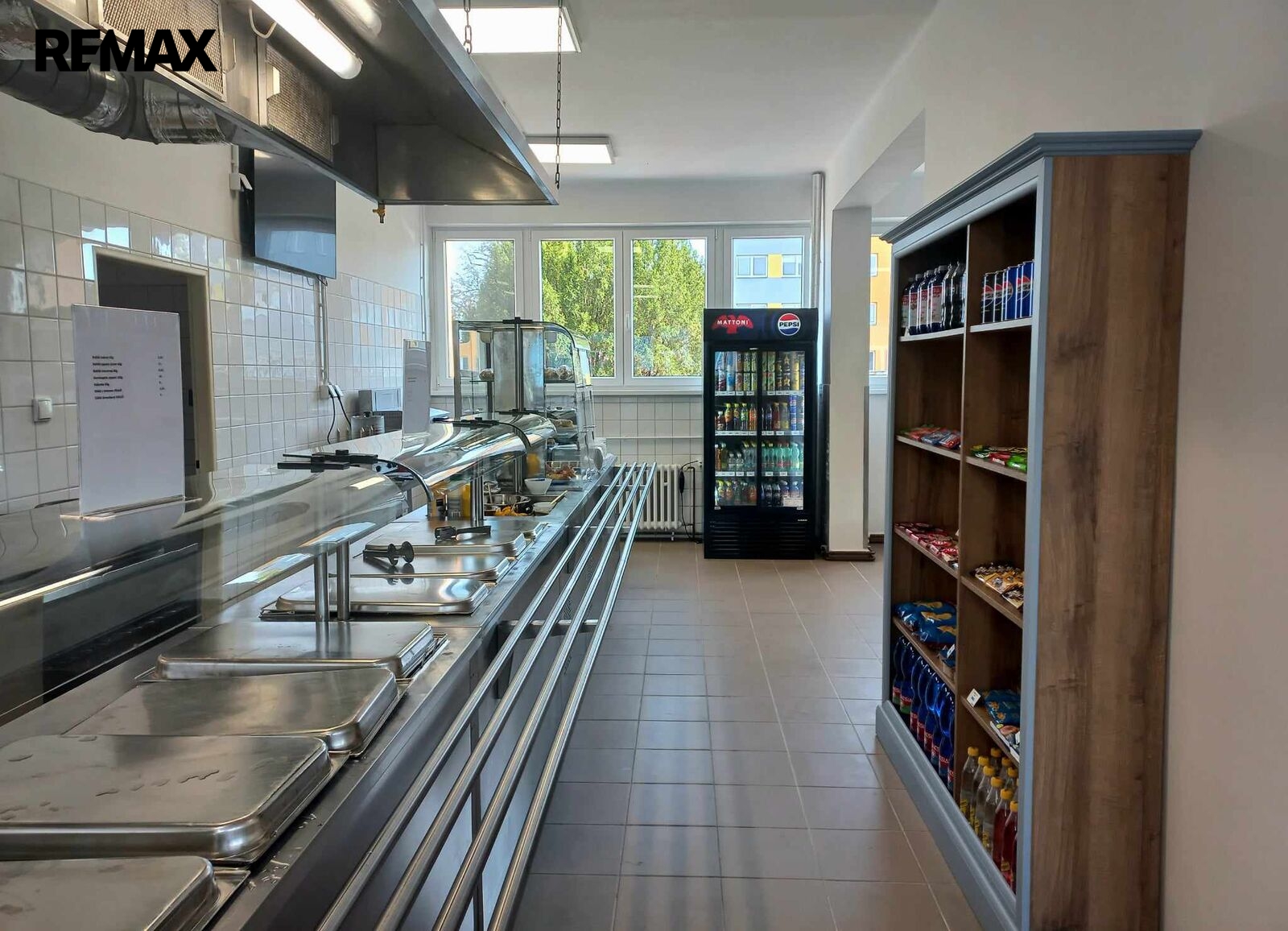 Interiér veřejné jídelny.